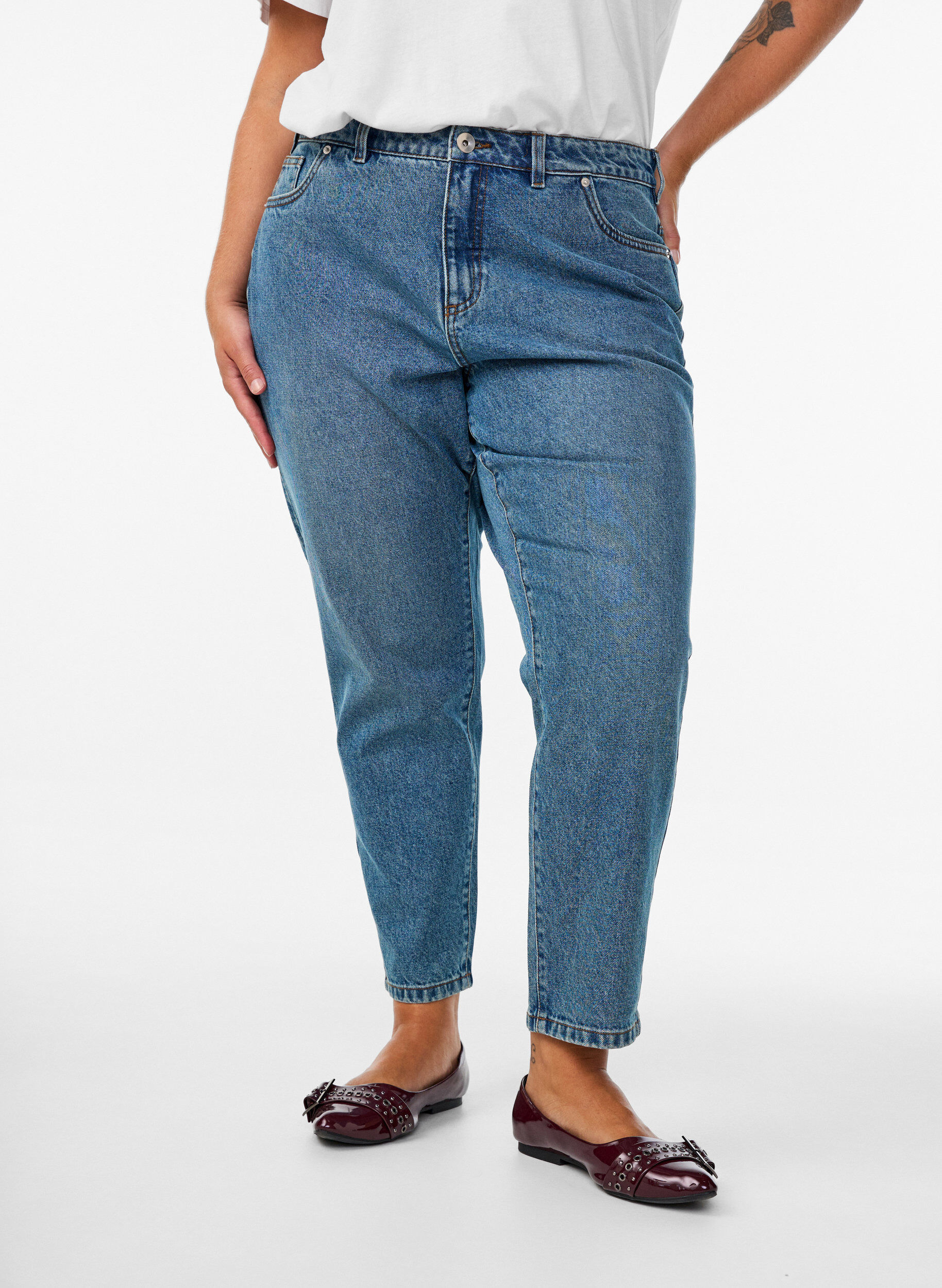 ZizziMille Mom Fit -farkut korkealla vy&ouml;t&auml;r&ouml;ll&auml;, Sininen, Model image number 2