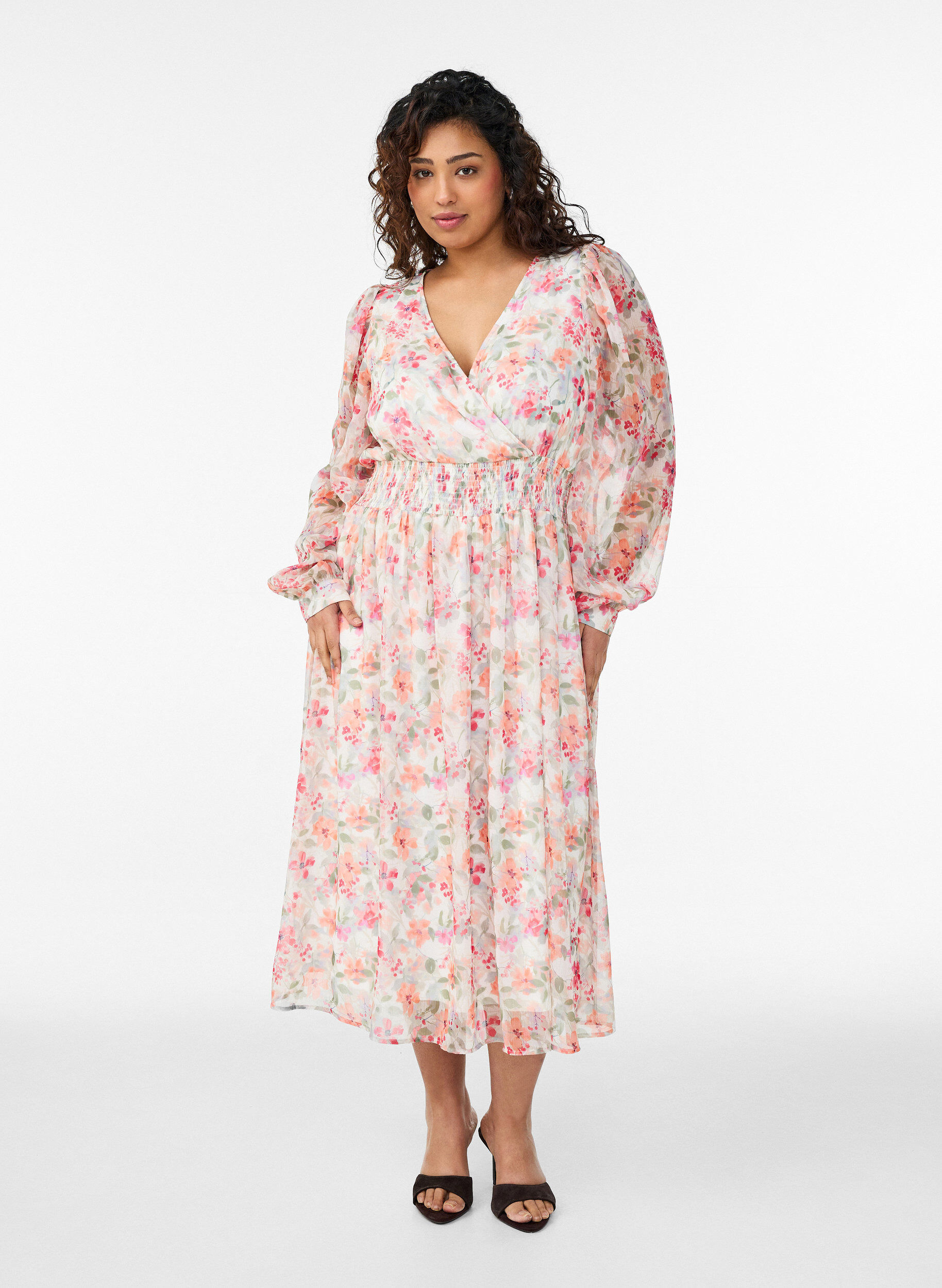 Kukkakuvioinen midimekko kietaisuilmeell&auml; ja smockilla, Oranssi, Model