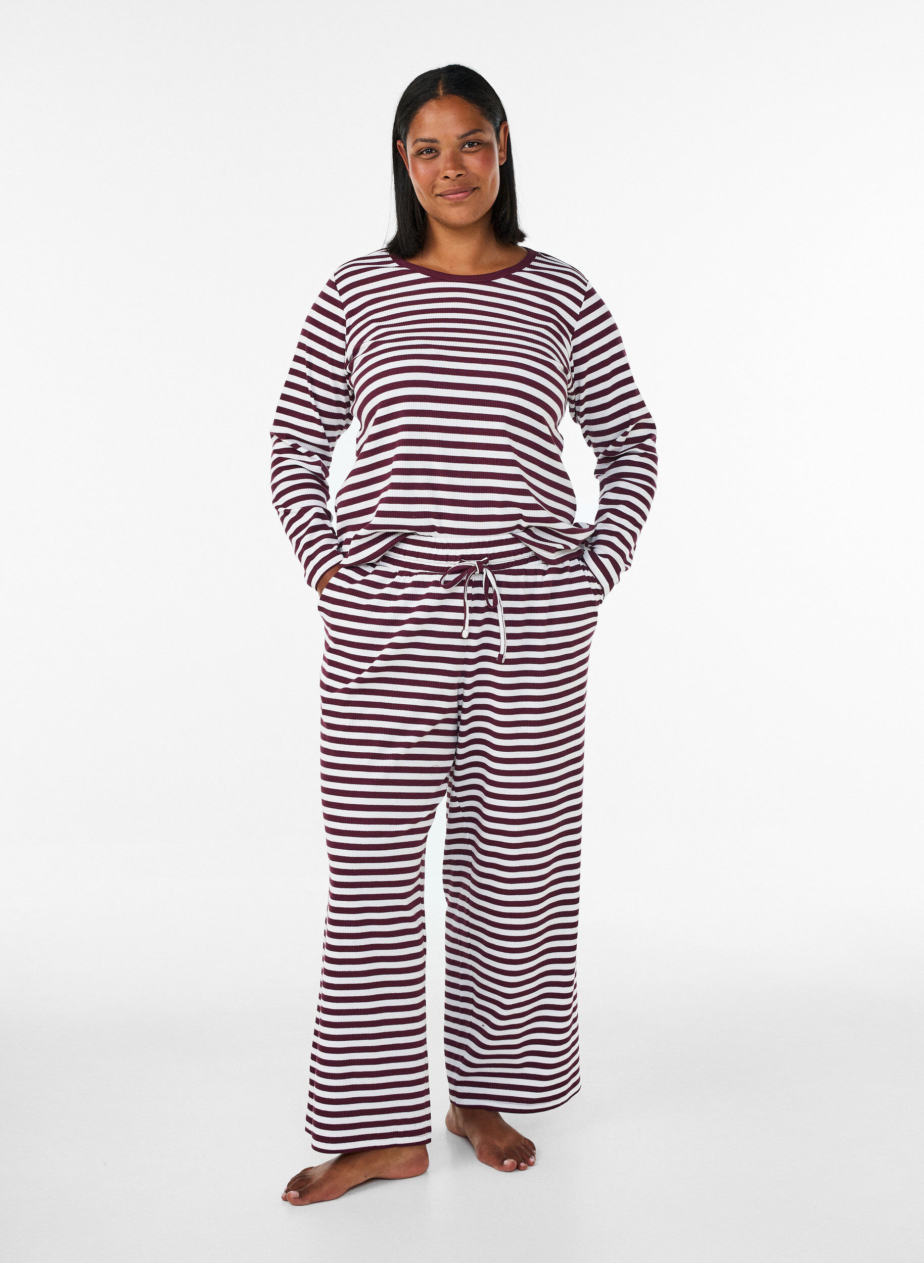 ZizziPitk&auml;hihainen y&ouml;paita ribatusta jerseyst&auml;, jossa on raitoja, Punainen, Model image number 1