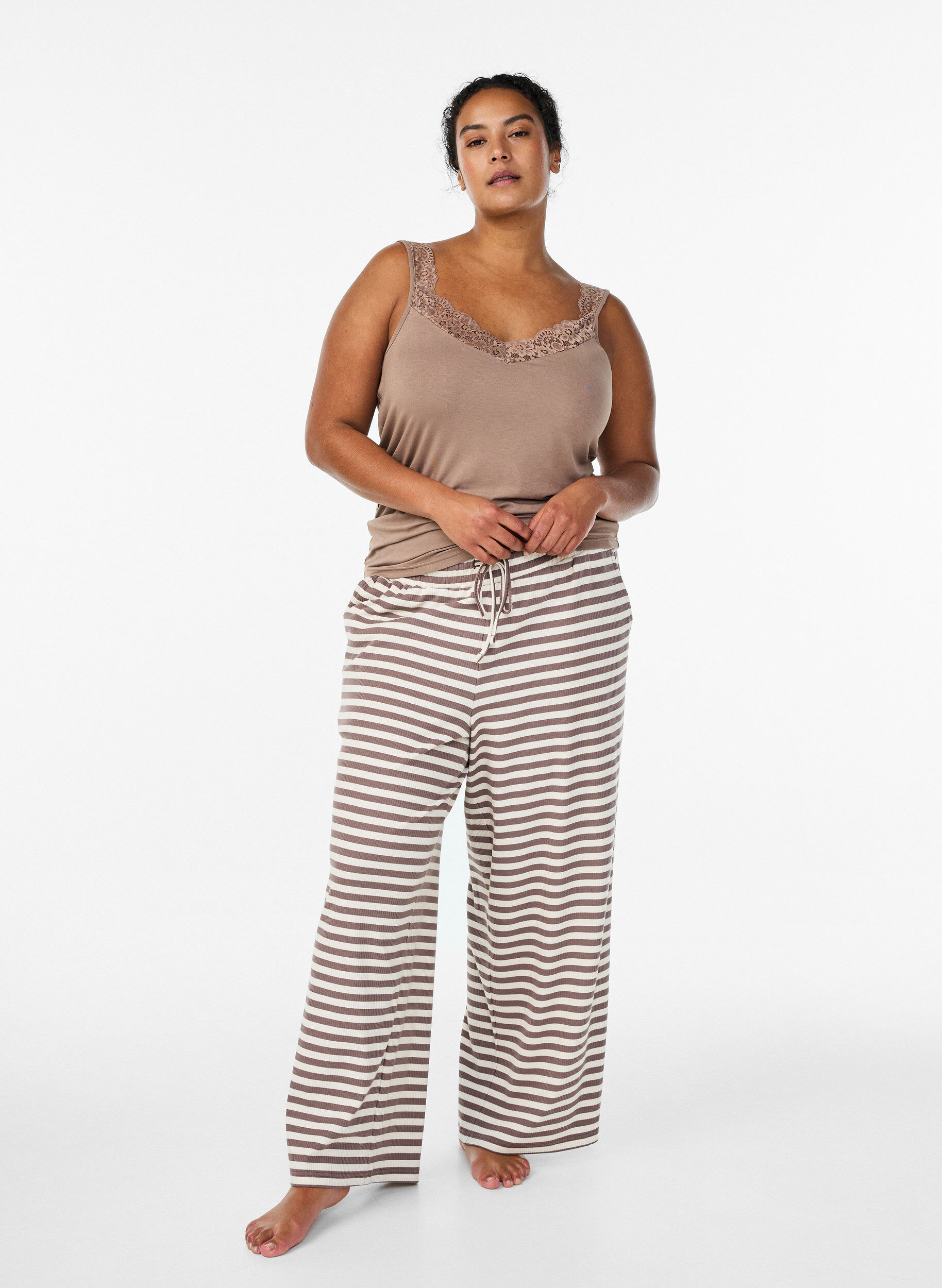 Raidalliset pyjamahousut korkealla vy&ouml;t&auml;r&ouml;ll&auml; ja leveill&auml; lahkeilla, Beige, Model