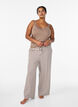 Raidalliset pyjamahousut korkealla vy&ouml;t&auml;r&ouml;ll&auml; ja leveill&auml; lahkeilla, Beige, Model image number 0