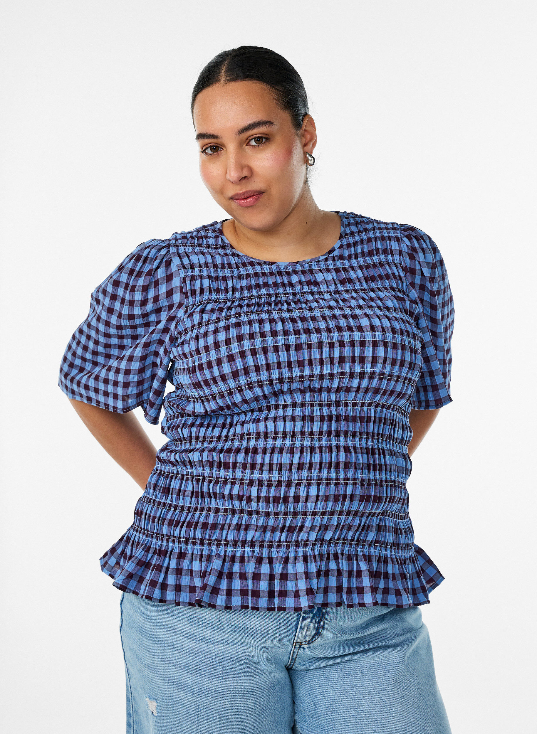 Smokkiblouse gingham -ruudullisella kuosilla ja r&ouml;yhel&ouml;helmalla, Sininen, Model