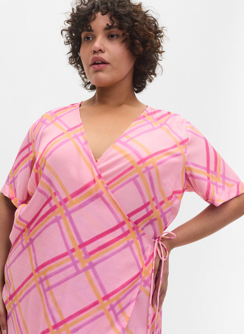 Ruudullinen viskoosimekko kietaisuilmeellä, Pink Check, Model image number 2