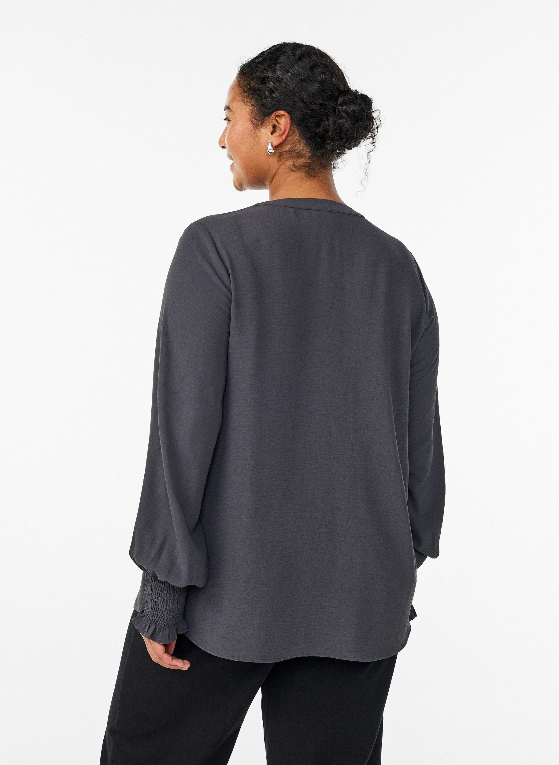 ZizziPusero smock-kalvosimilla ja v-p&auml;&auml;ntiell&auml;, Harmaa, Model image number 2