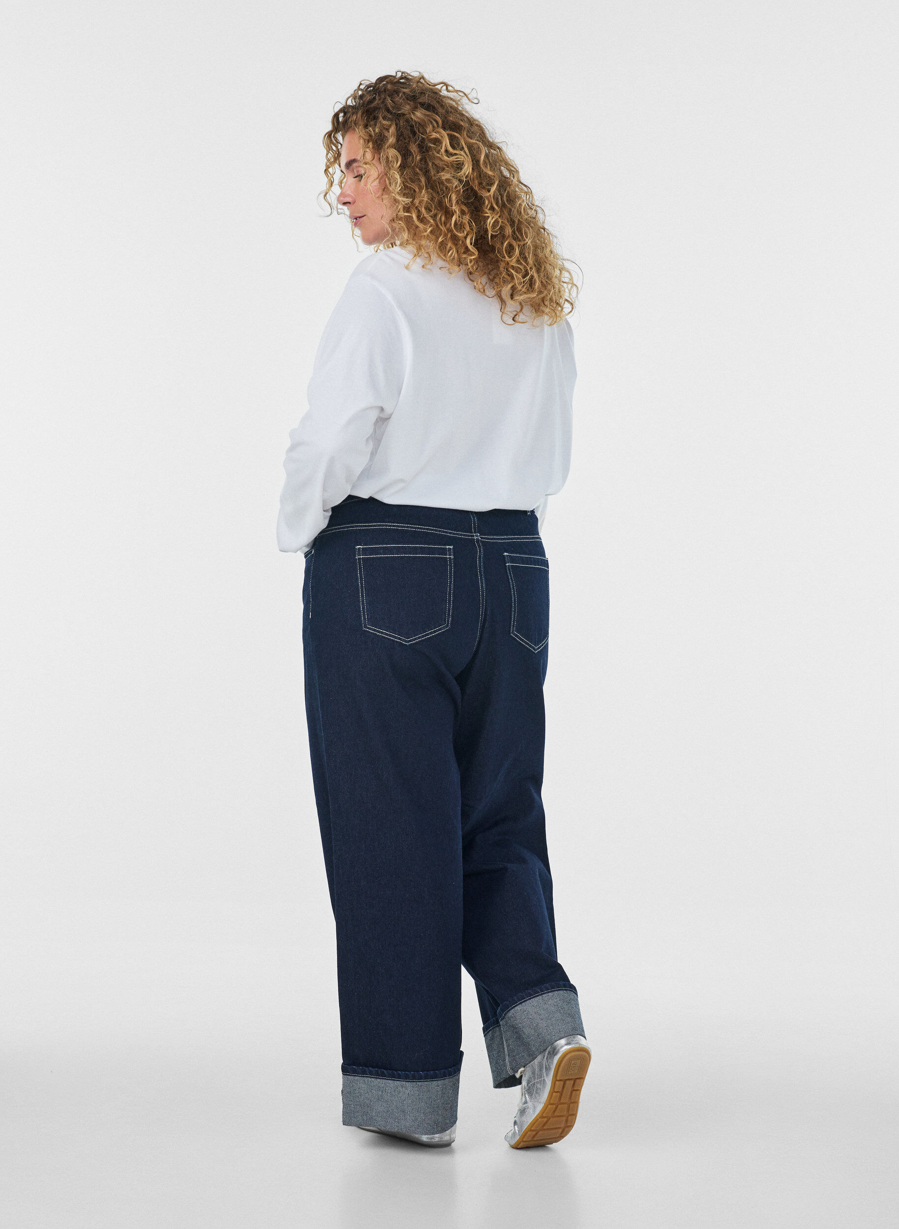 ZizziLeve&auml;lestiset farkut, joissa leve&auml;t k&auml;&auml;nteet ja kontrastiompeleet, Sininen, Model image number 1