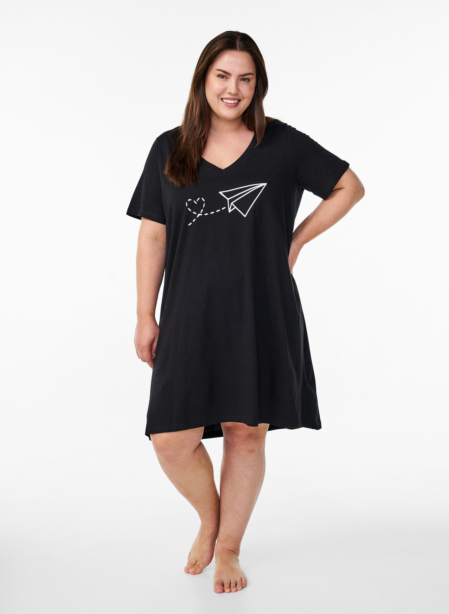 Zizzi Luomupuuvillasta valmistettu v-aukkoinen y&ouml;paita, , Model image number 1