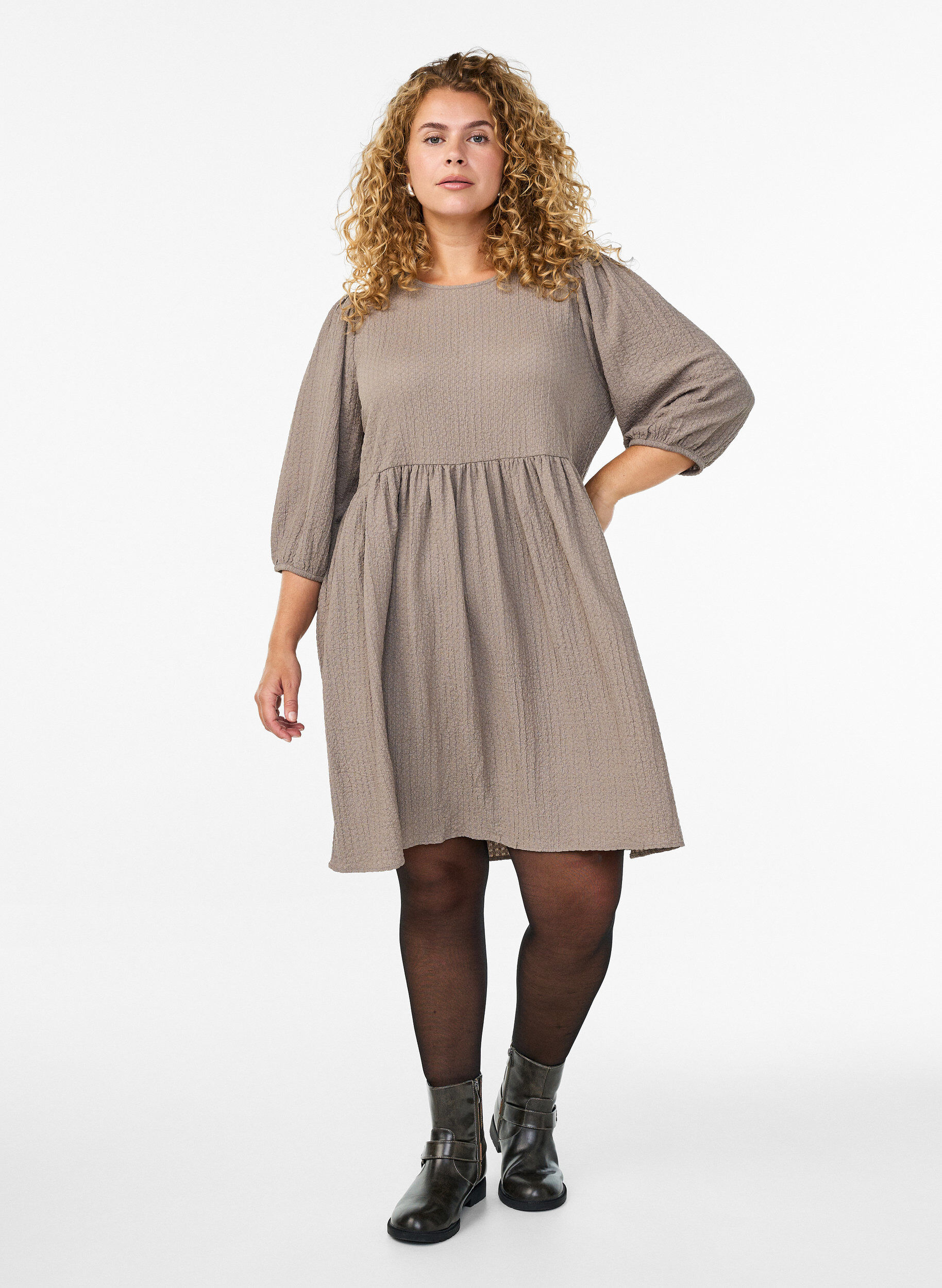 Zizzi FLASH - Lyhyt, teksturoitu mekko 3/4-hihoilla, Beige, Model image number 1