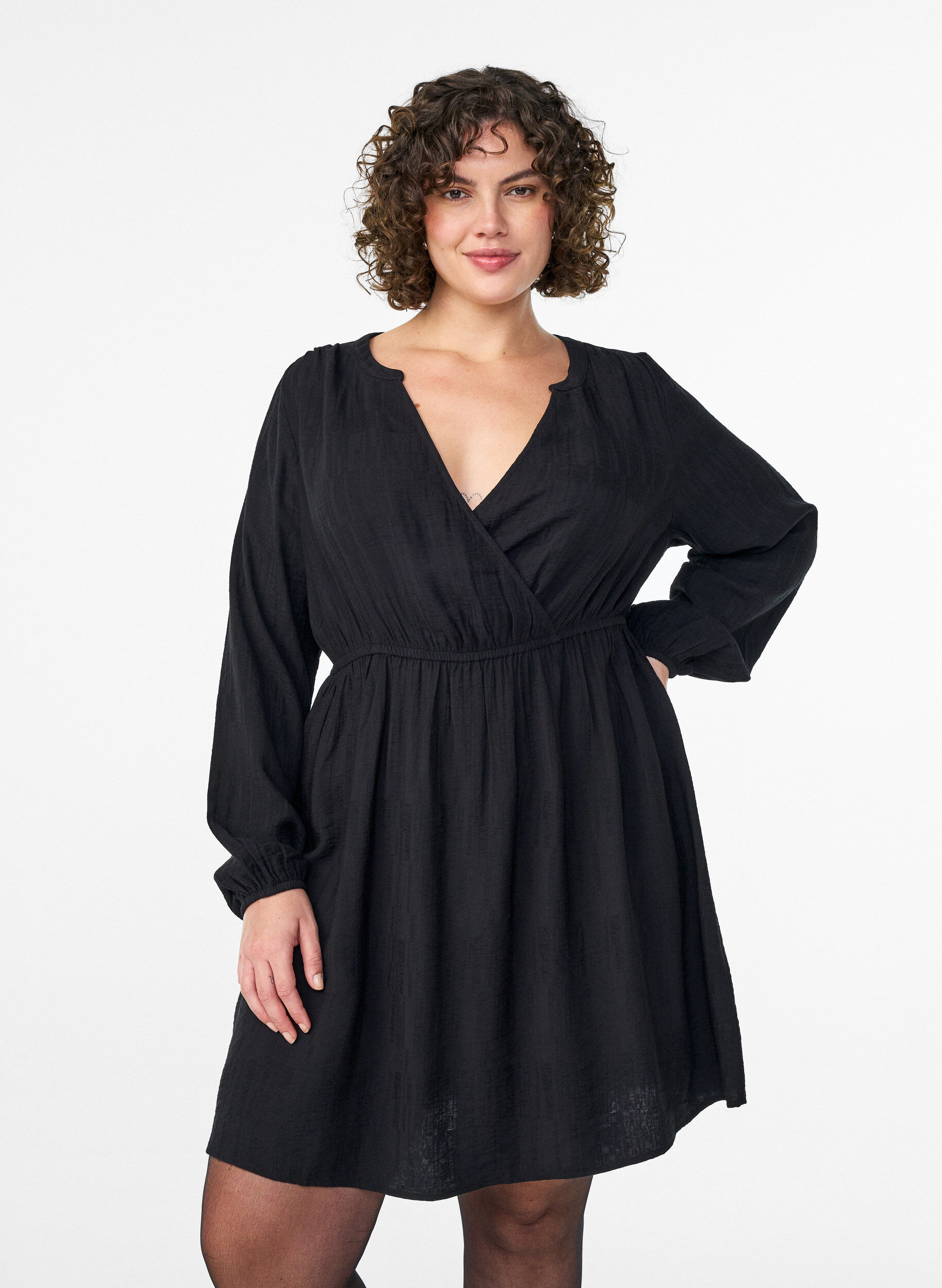 Lyhyt tekstuuripintainen kietaisumallinen mekko, Musta, Model