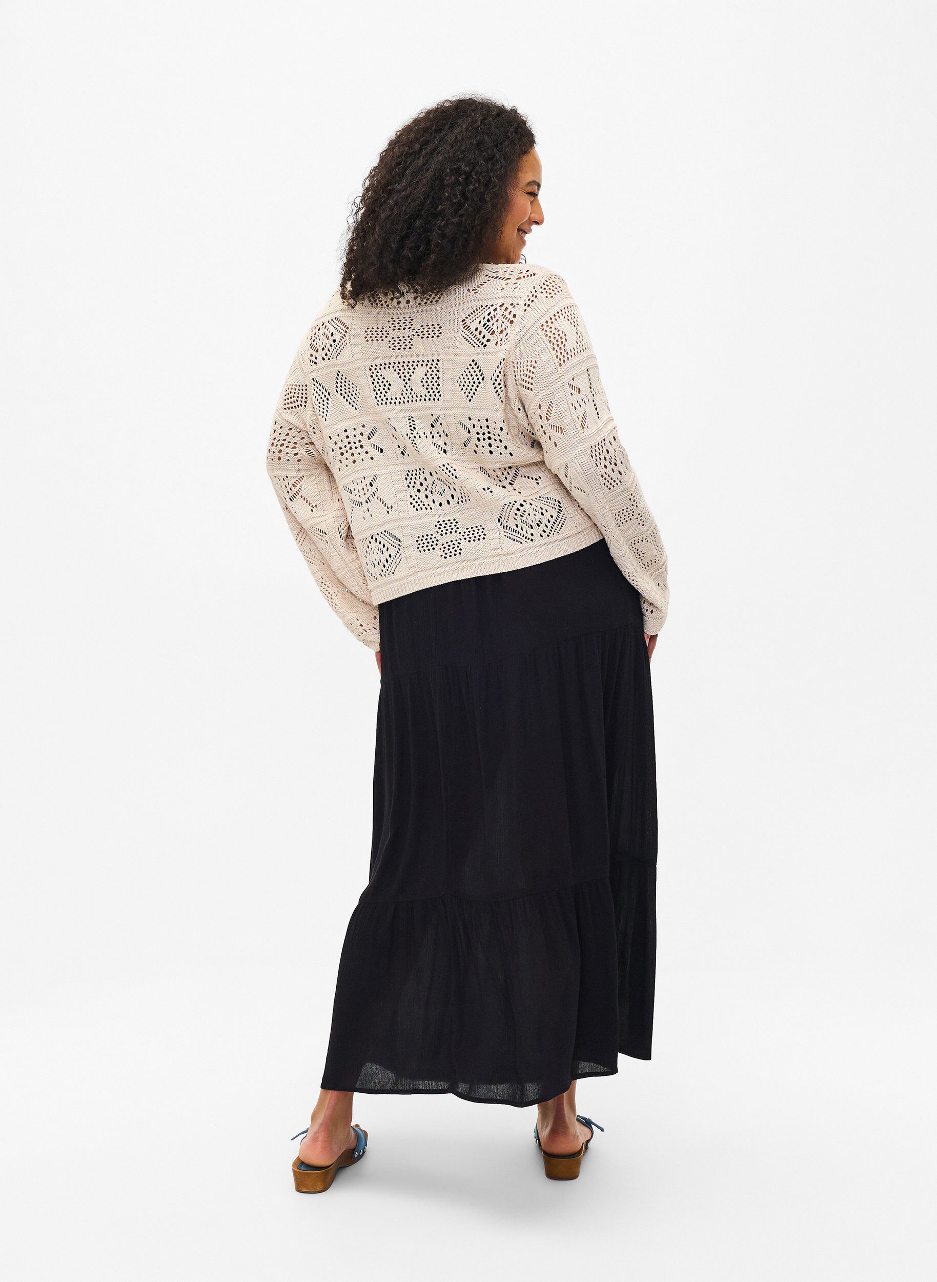 Zizzi Pitk&auml; hame joustavalla vy&ouml;t&auml;r&ouml;ll&auml;, Musta, Model image number 1