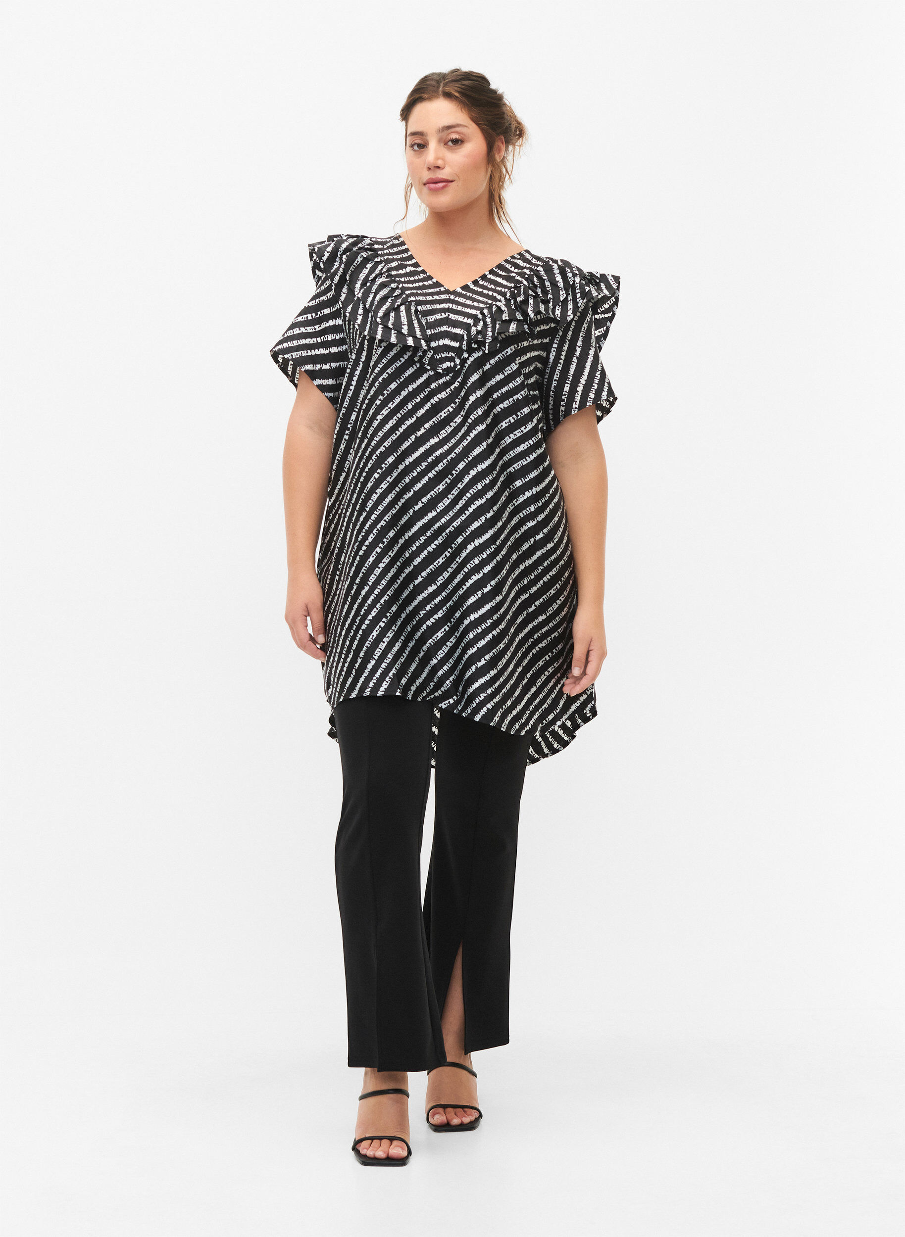 Zizzi Raitainen tunika koristeellisilla r&ouml;yhel&ouml;ill&auml;, Black/White Stripes, Model image number 3