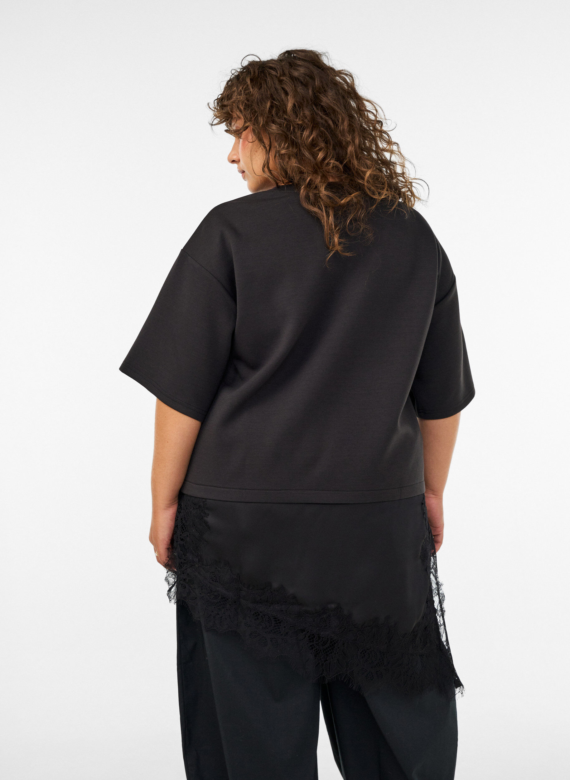 ZizziJerseypusero kerroslookilla ja pitsill&auml;, Musta, Model image number 2