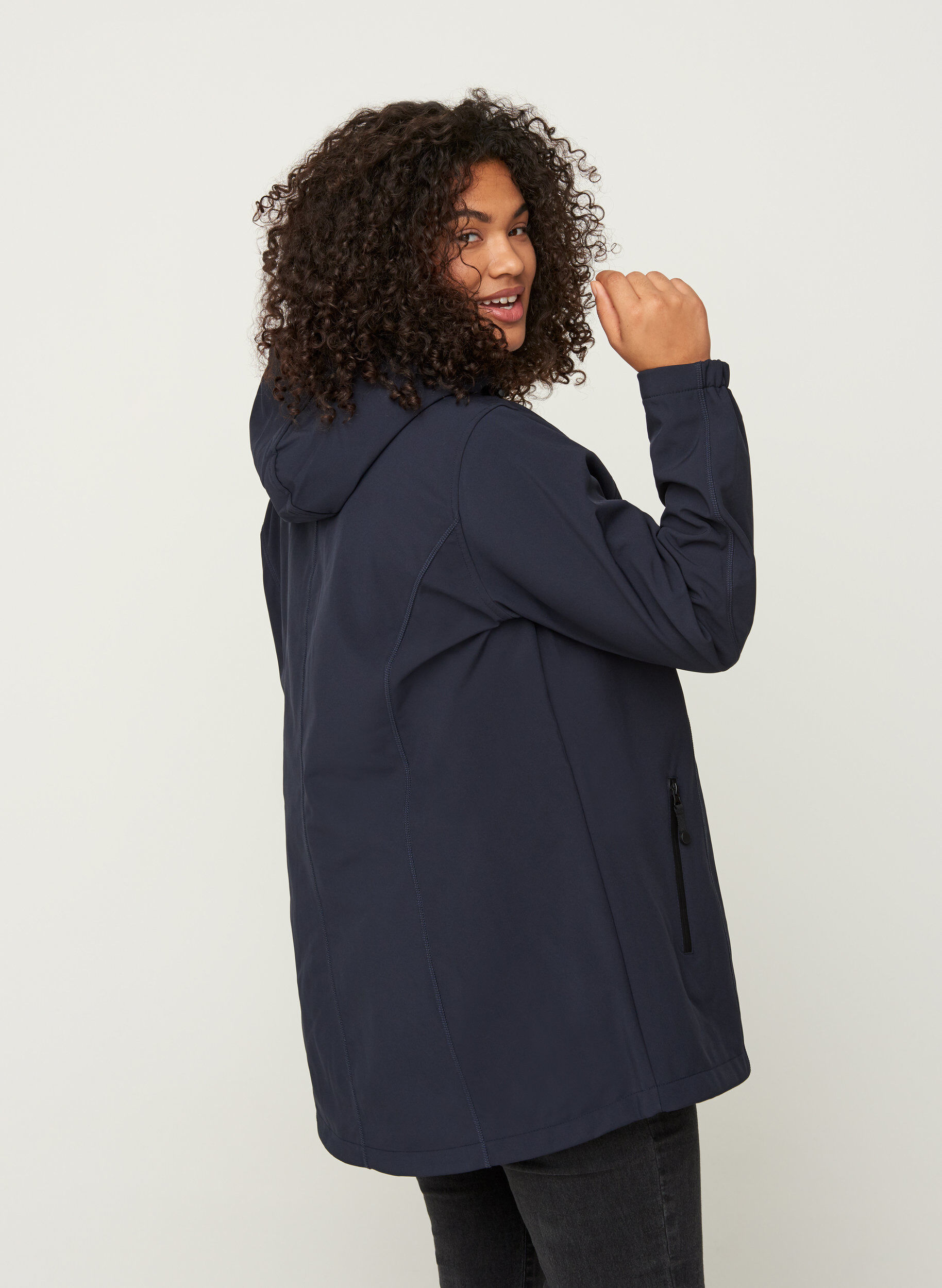 Zizzi Lyhyt softshell-takki hupulla, Night Sky, Model image number 2