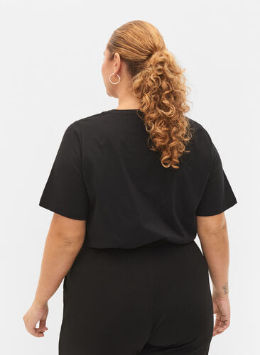 Ekologisesta puuvillasta valmistettu t-paita niiteillä, Black NOW or never, Model image number 1