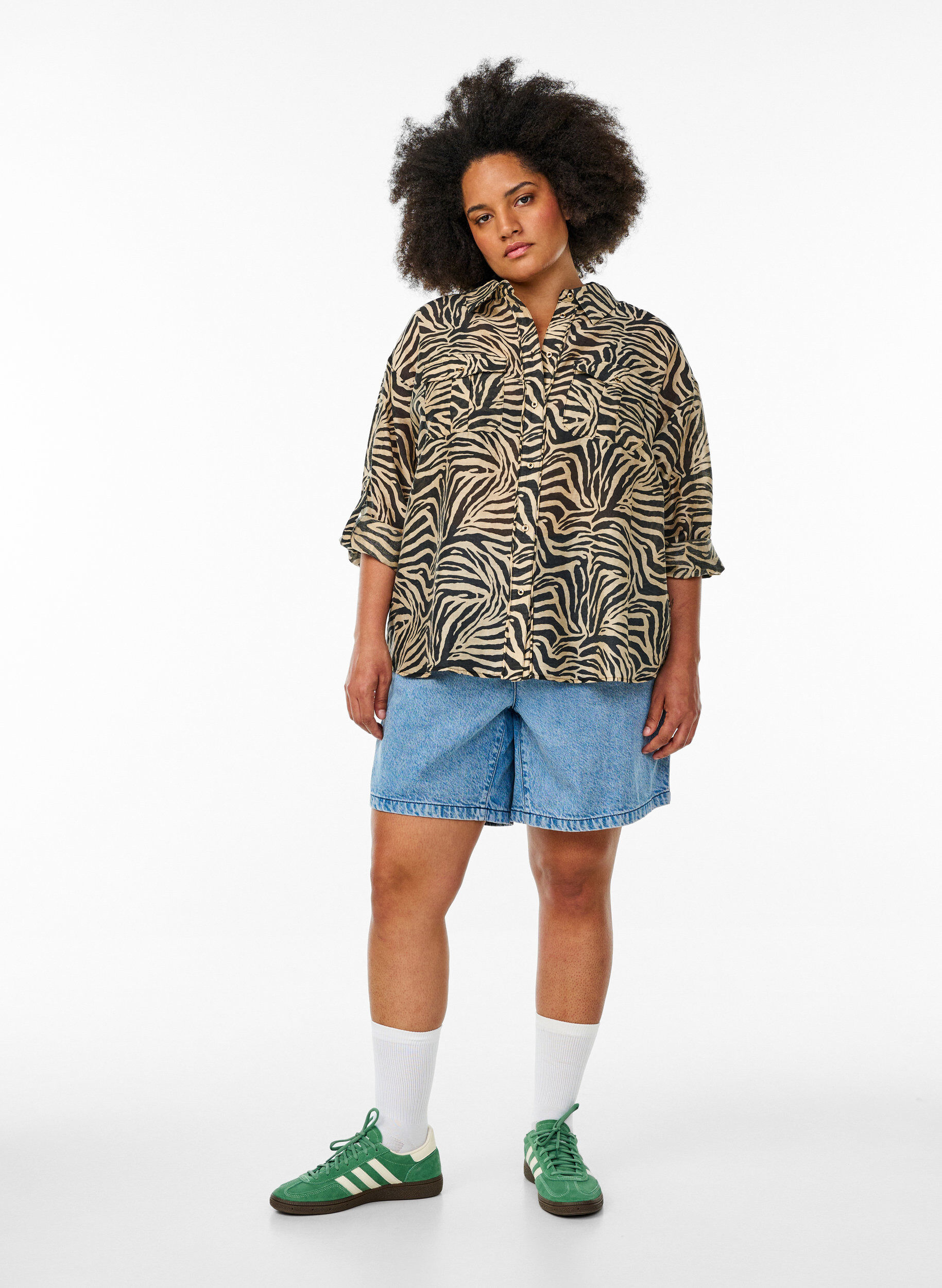 Zizzi L&ouml;ys&auml; paita el&auml;inkuvioinnilla ja rintataskuilla, Musta, Model image number 1