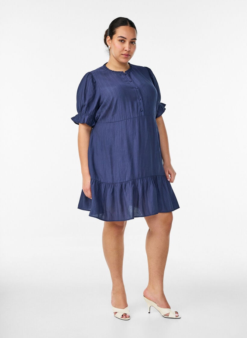Lyhyt viskoosimekko r&ouml;yhel&ouml;yksityiskohdilla, Sininen, Model image number 1