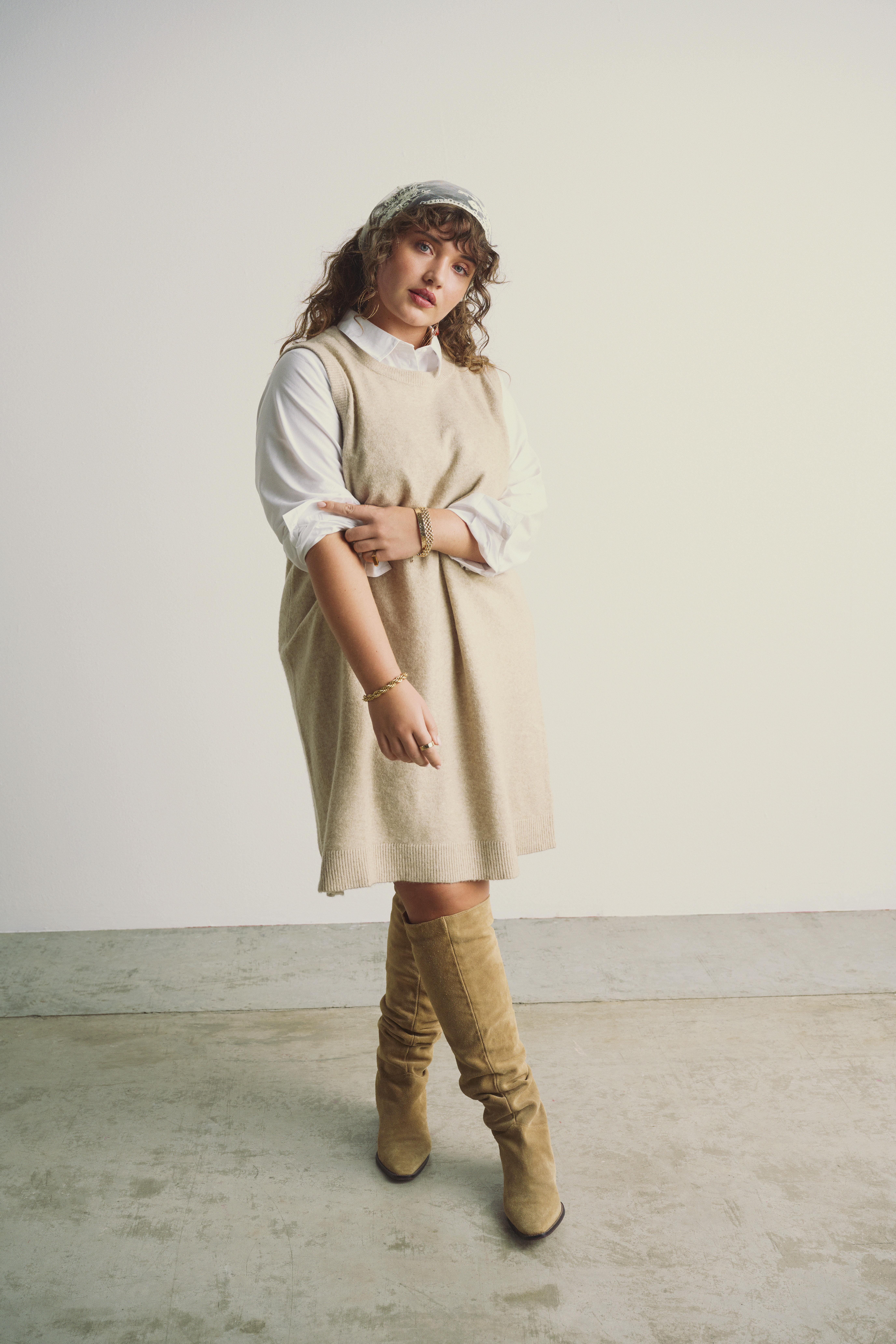 Beige neulevest, , Model