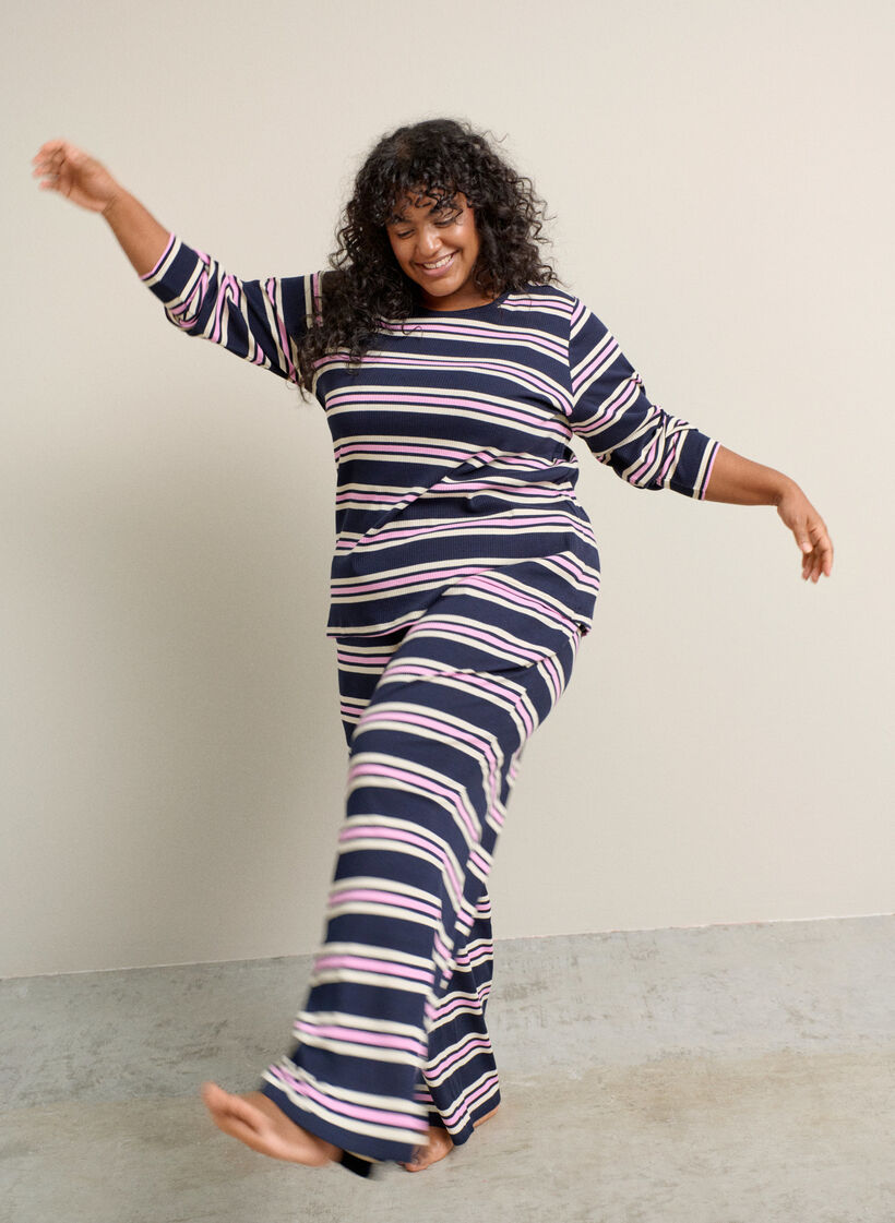 Pitk&auml;hihainen y&ouml;paita ribatusta jerseyst&auml;, jossa on raitoja, Sininen, Image image number 0