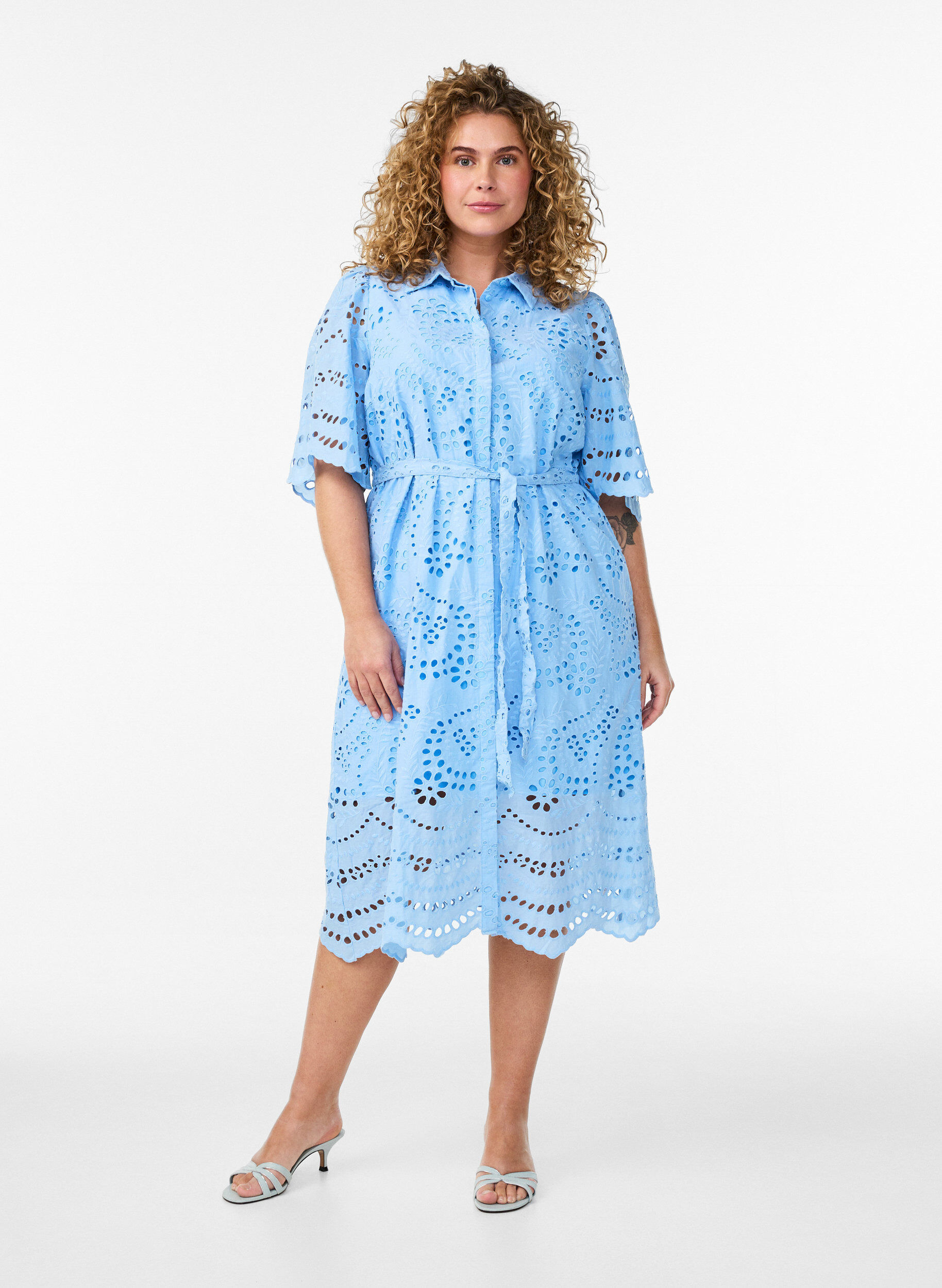 ZizziPaitamekko brodeerattua broderie anglaise -kangasta vy&ouml;ll&auml;, Sininen, Model image number 1