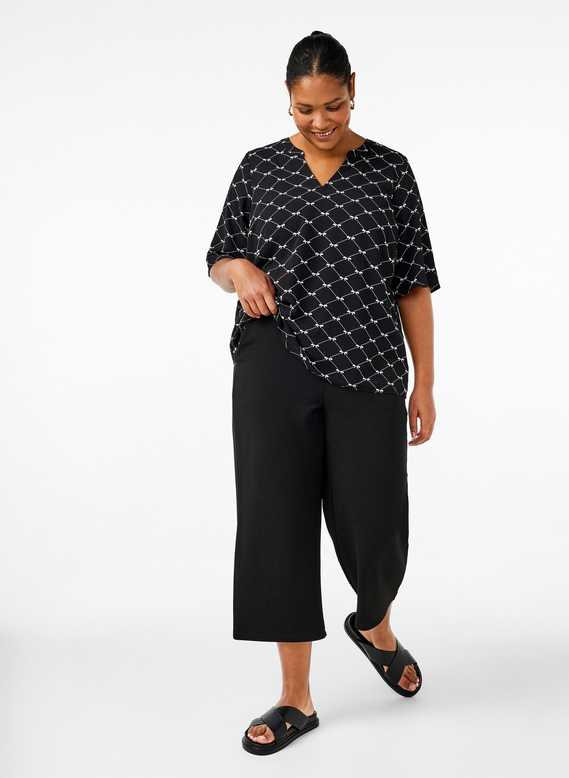 Zizzi V-kaula-aukkoinen pusero rusettikuviolla, Black Bow AOP, Model image number 2