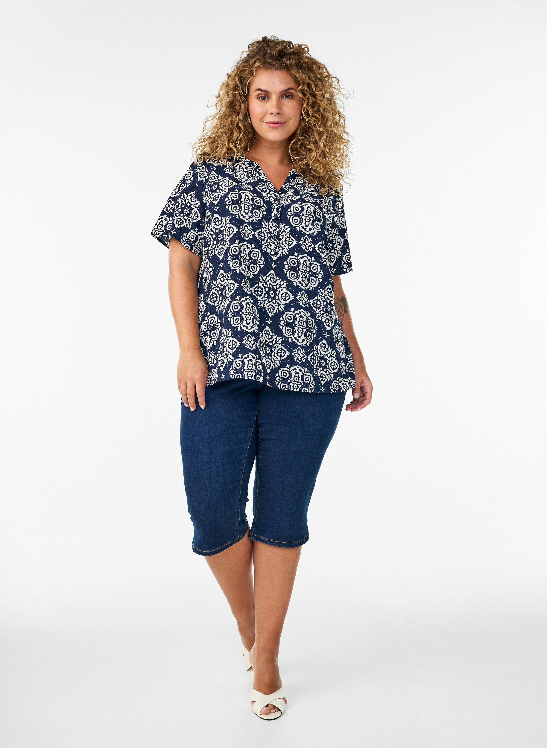 ZizziPusero lyhyill&auml; hihoilla ja v-p&auml;&auml;ntiell&auml;, Sininen, Model image number 1