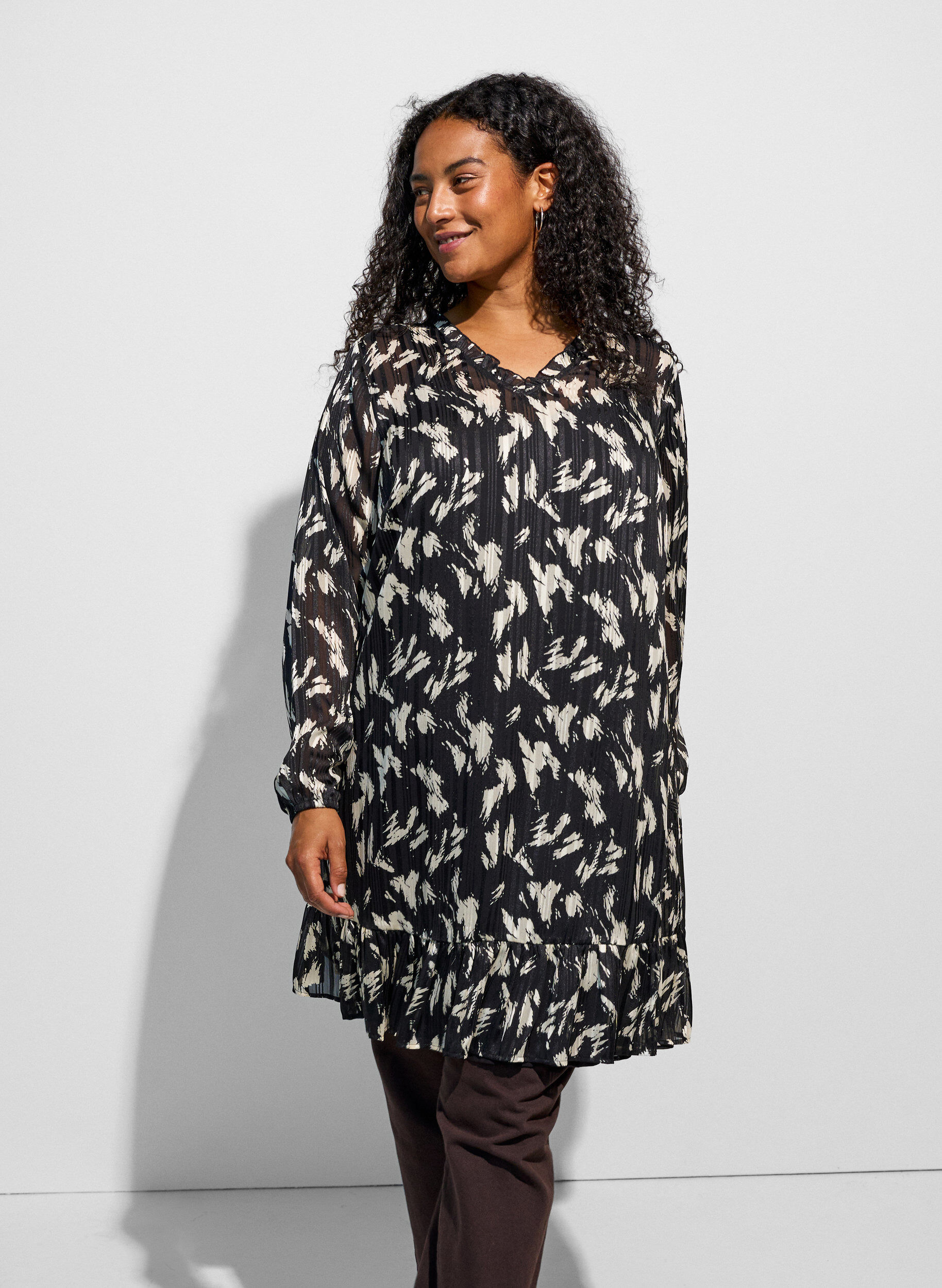 ZizziKuviollinen mekko r&ouml;yhel&ouml;ill&auml; ja pitkill&auml; hihoilla, Musta, Model image number 3