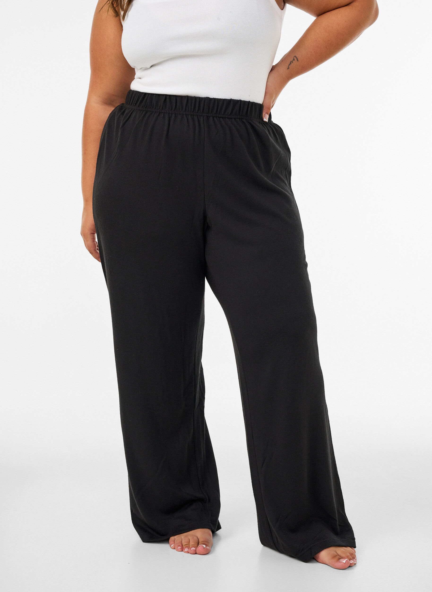 ZizziKorkeavy&ouml;t&auml;r&ouml;iset leve&auml;lahkeiset jersey-housut, Musta, Model image number 3