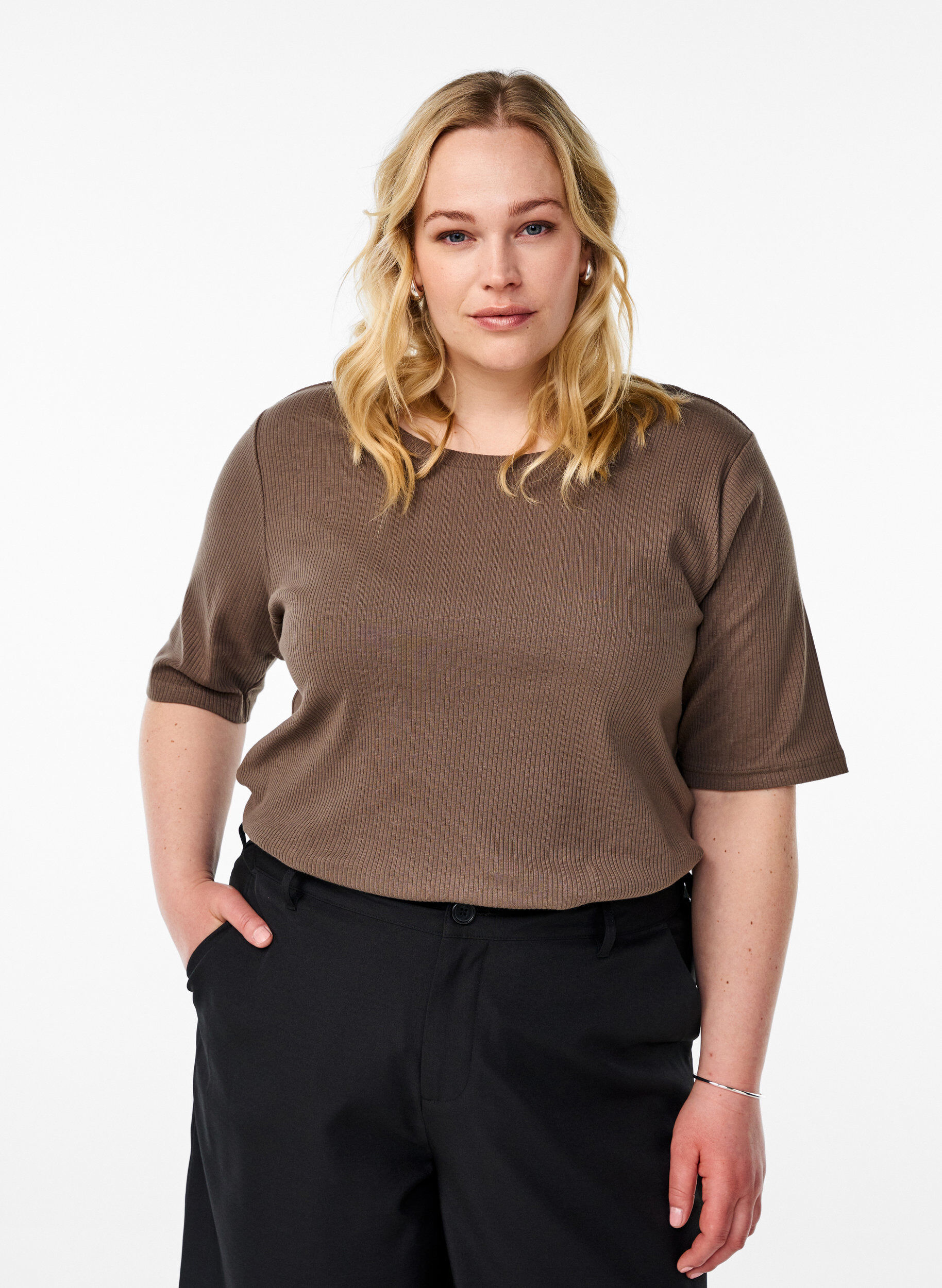 ZizziRibattu jerseypusero, jossa on lyhyet hihat, Ruskea, Model image number 0