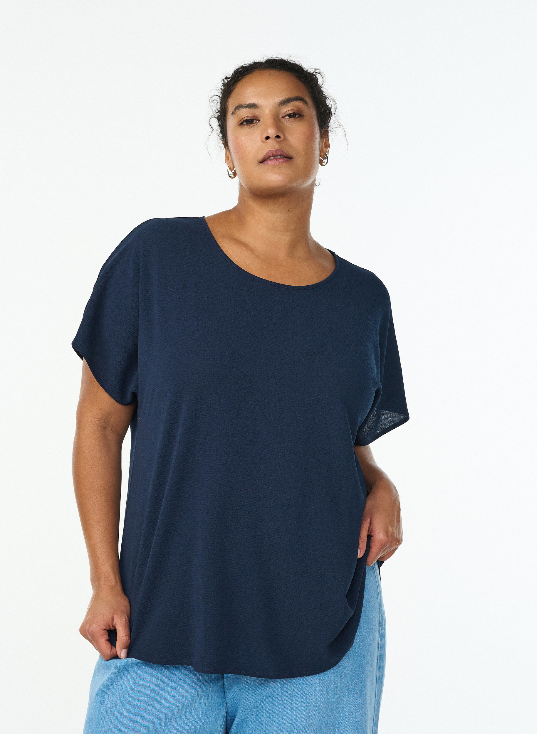 Pusero lyhyill&auml; hihoilla ja py&ouml;re&auml;ll&auml; p&auml;&auml;ntiell&auml;, Sininen, Model