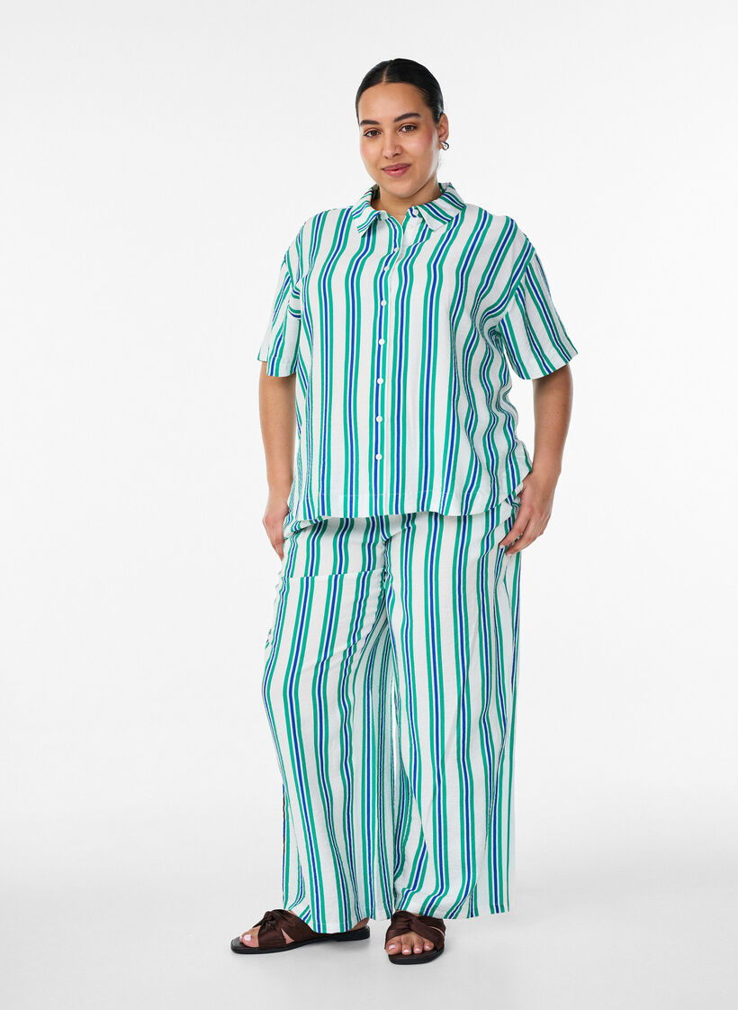 Raidalliset housut korkealla vy&ouml;t&auml;r&ouml;ll&auml; ja leveill&auml; lahkeilla, Vanilja, Model image number 1