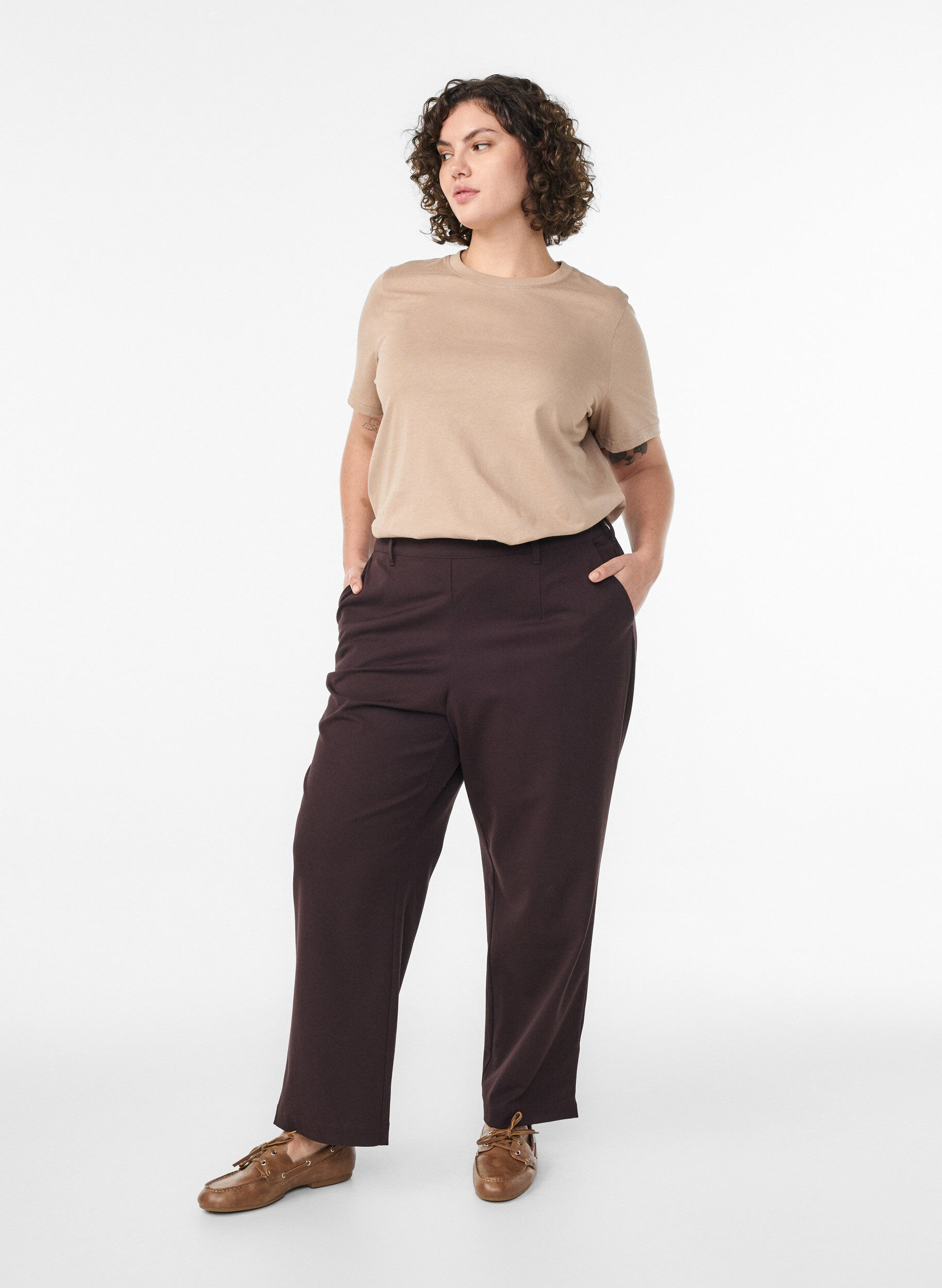 Zizzi Puuvillainen perus-T-paita, jossa on py&ouml;re&auml; kaula-aukko, Beige, Model image number 1