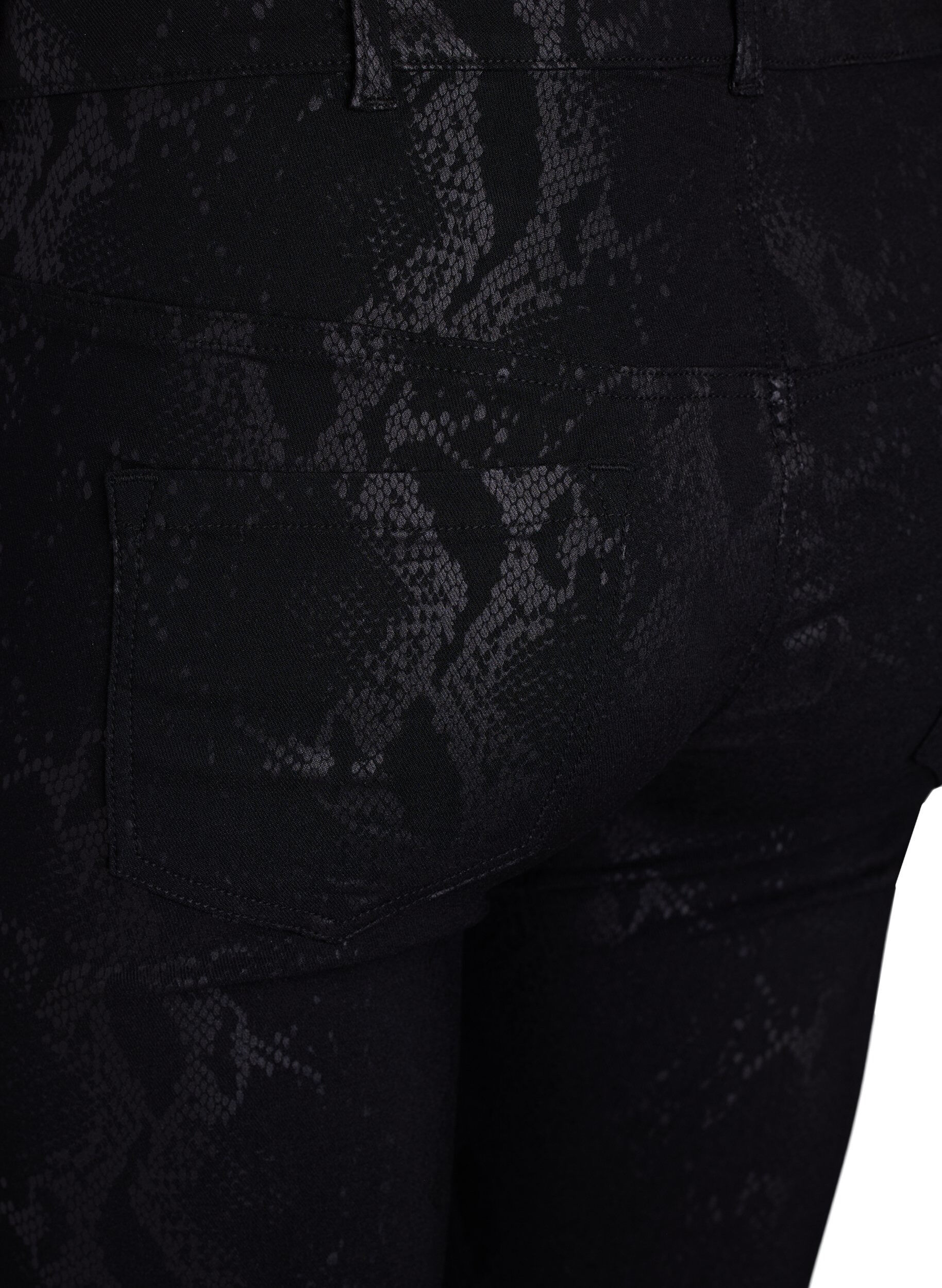 Zizzi Slim fit -housut k&auml;&auml;rmeprintill&auml;, Musta, Packshot image number 3