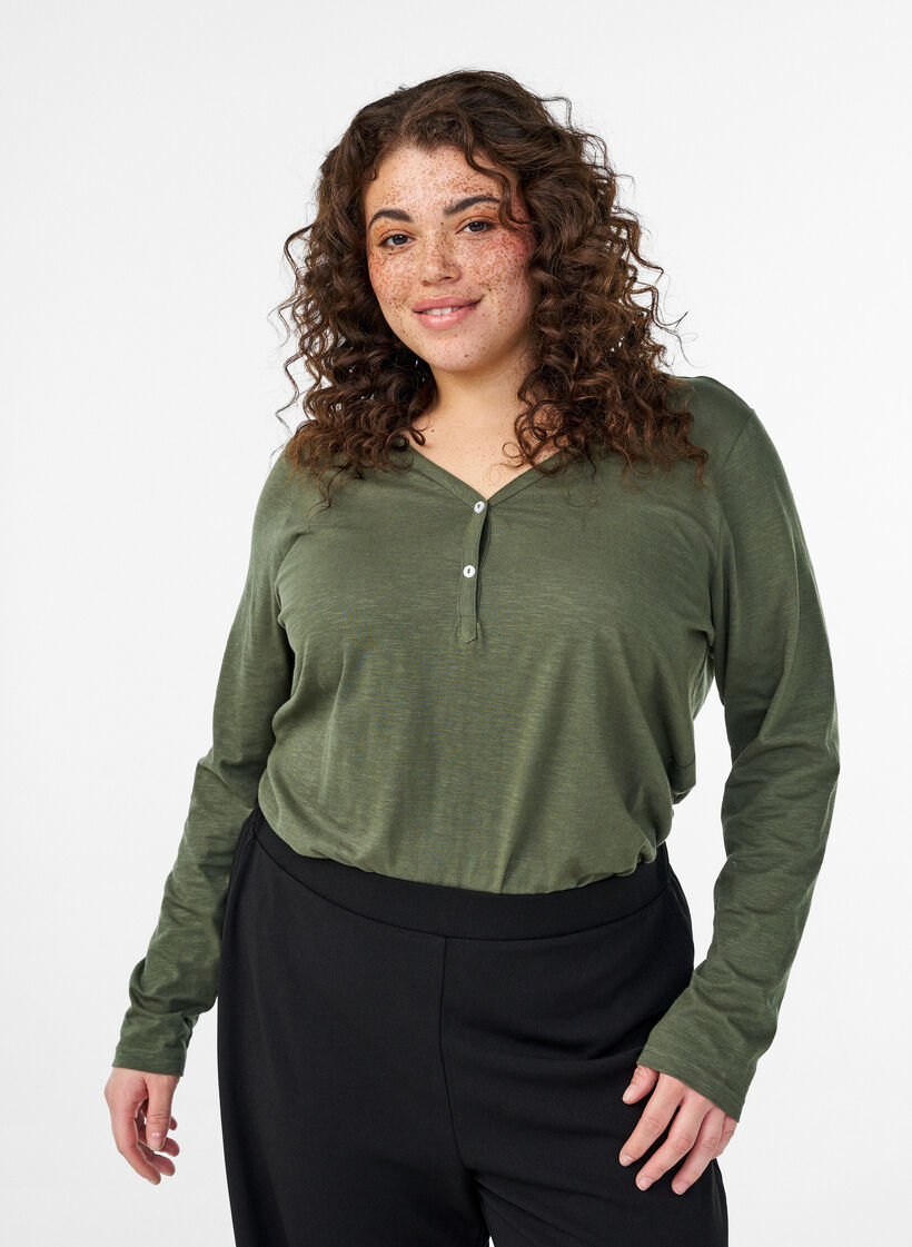 Pitk&auml;hihaisen t-paita, jossa on V-p&auml;&auml;ntie ja napit, Vihre&auml;, Model image number 0