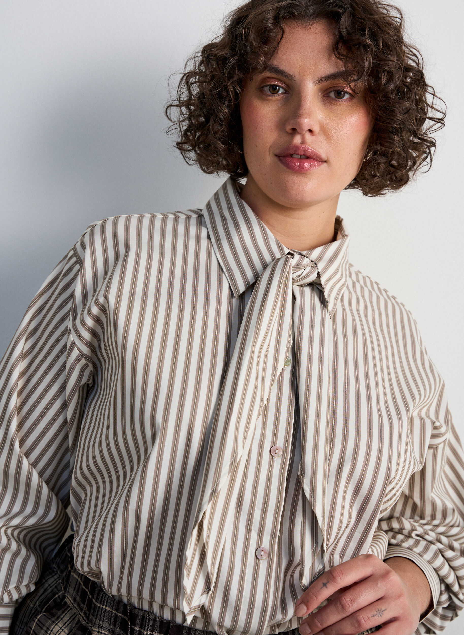 ZizziRaidallinen paita irrotettavalla kaulanauhalla, Beige, Model image number 3