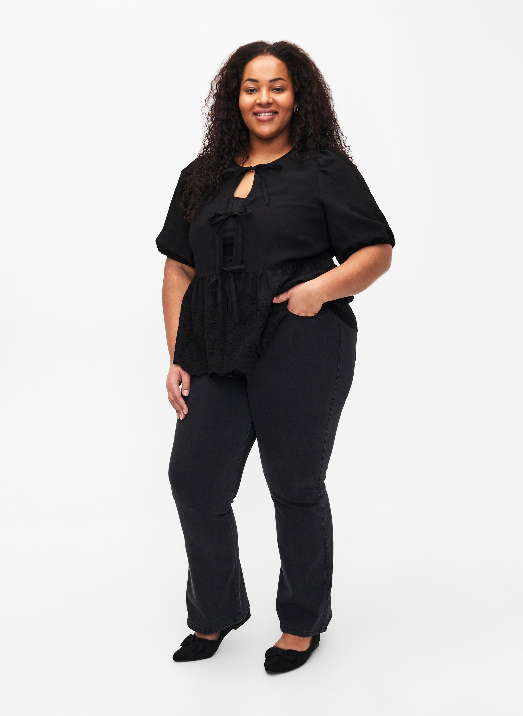 Zizzi Englantilaisella kirjonnalla koristeltu viskoosipusero, Black, Model image number 3