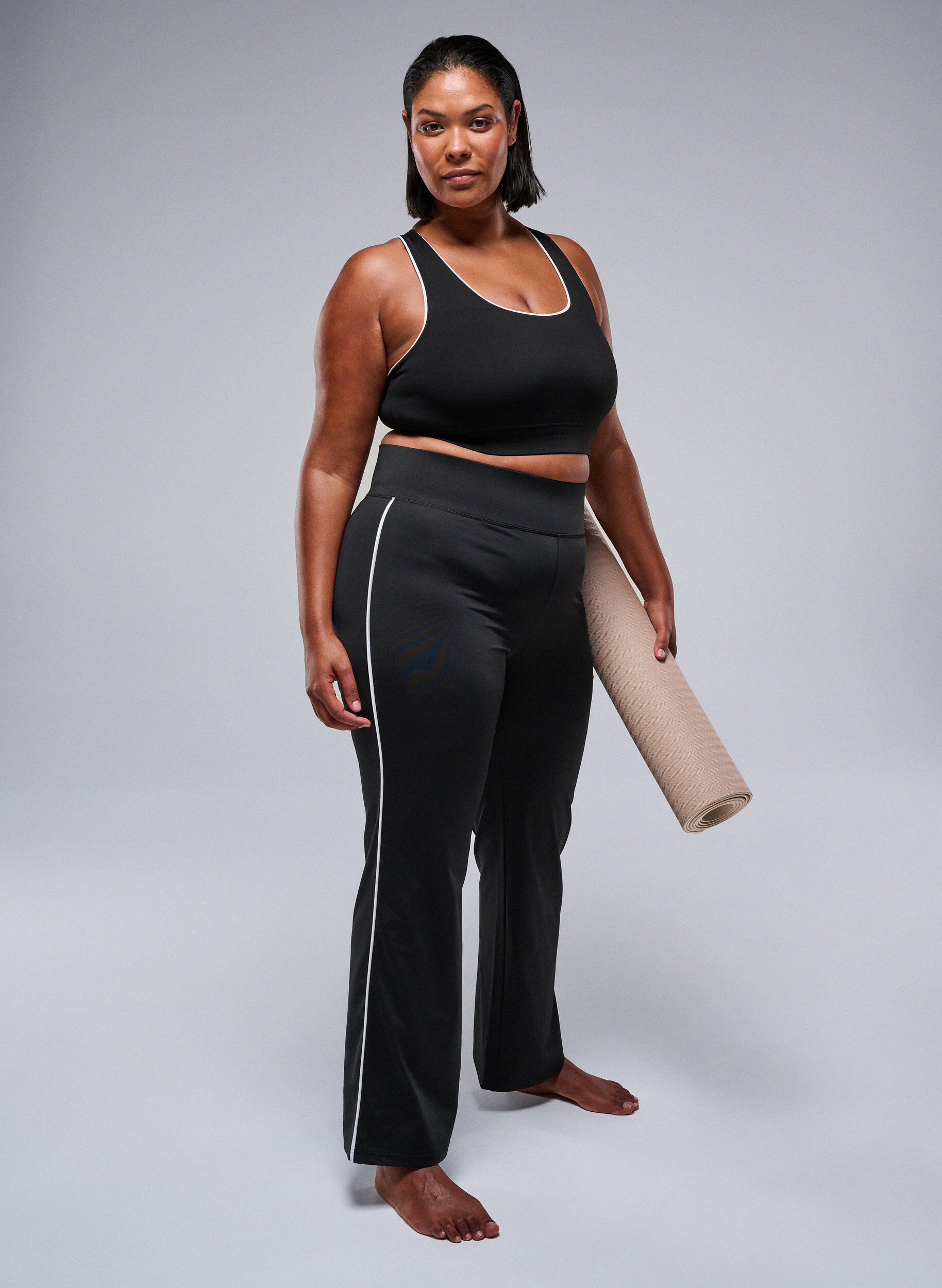 Zizzi Leve&auml;lahkeiset treenihousut kontrastiv&auml;risill&auml; tereill&auml;, Musta, Image image number 0