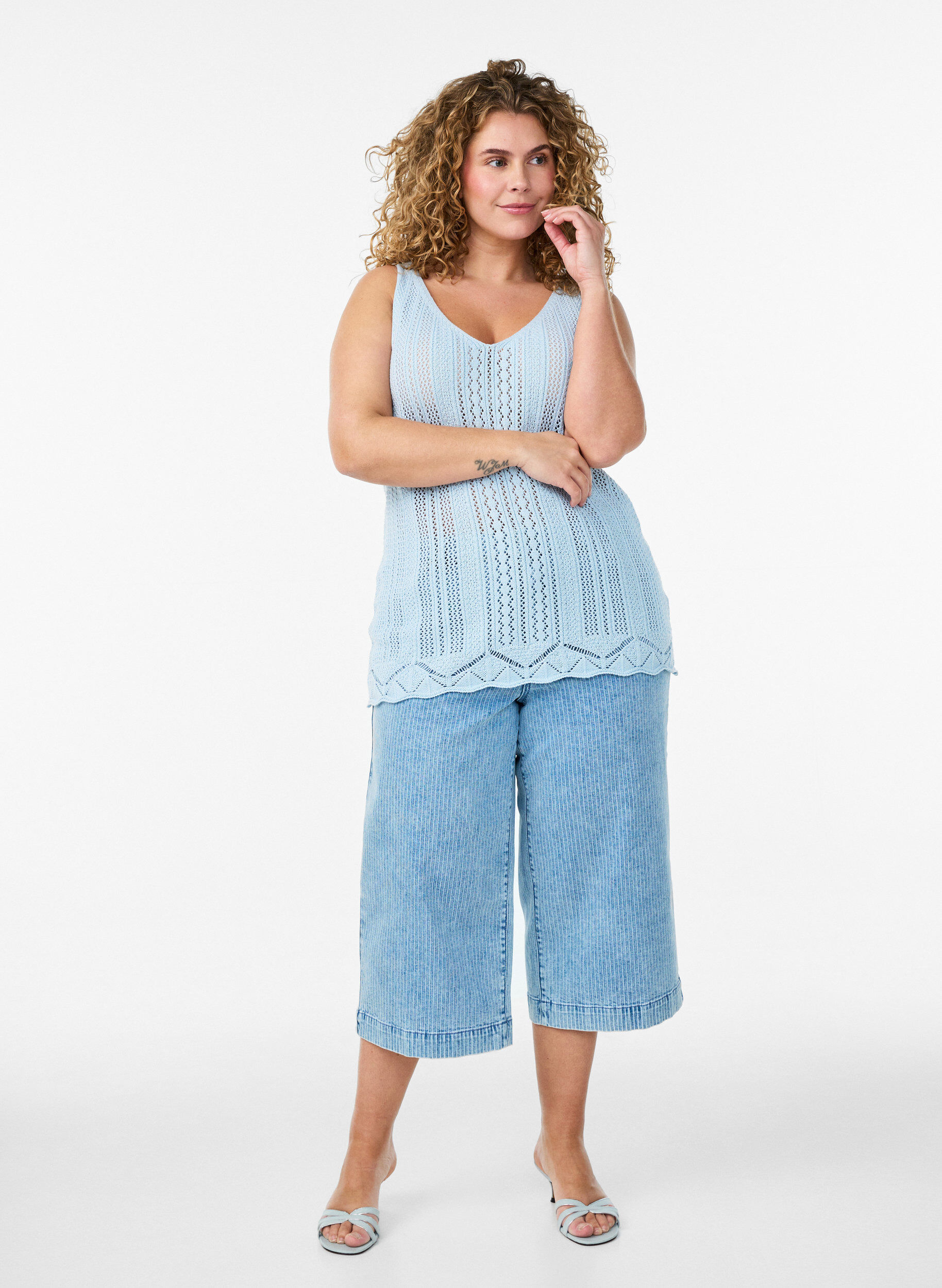 Zizzi Neuletoppi reik&auml;kirjailulla ja V-p&auml;&auml;ntiell&auml;, Sininen, Model image number 1