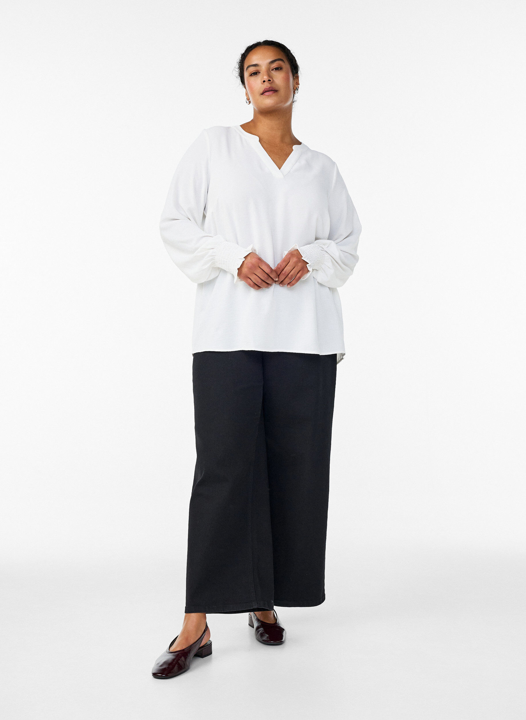 Zizzi Pusero smock-kalvosimilla ja v-p&auml;&auml;ntiell&auml;, Vanilja, Model image number 1