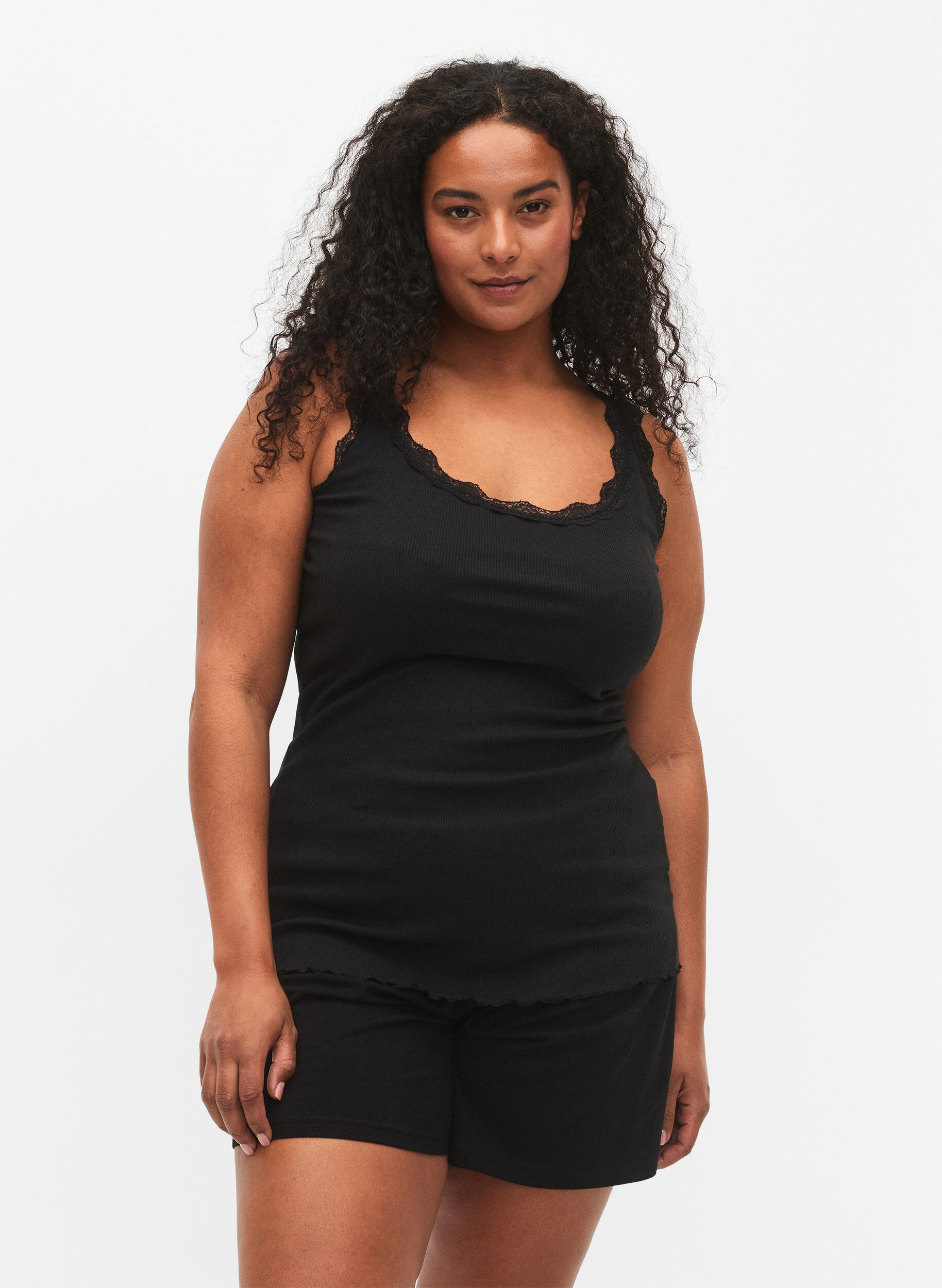 Toppi pitsireunalla, Musta, Model
