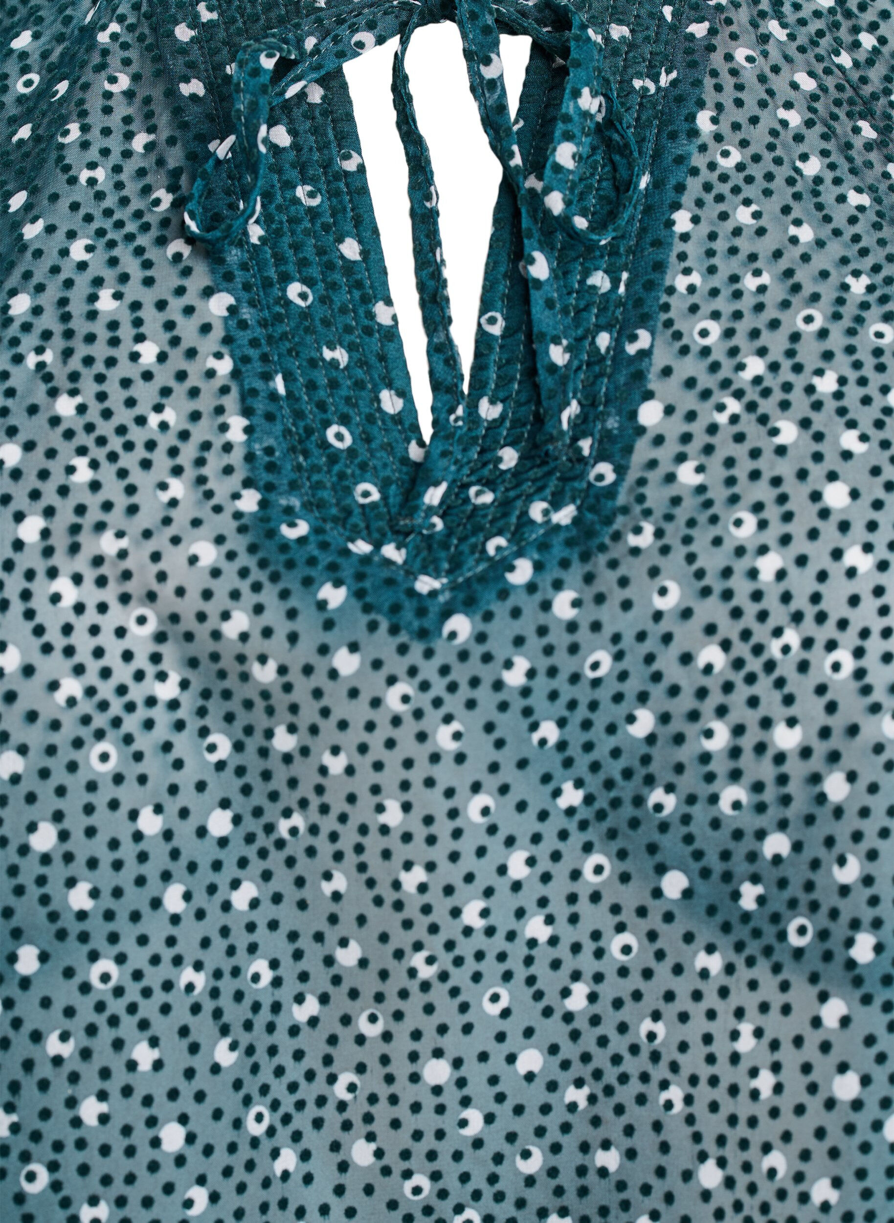 Zizzi Sifonkipusero, jossa r&ouml;yhel&ouml;yksityiskohtia ja pieni&auml; pisteit&auml;, Vihre&auml;, Packshot image number 2