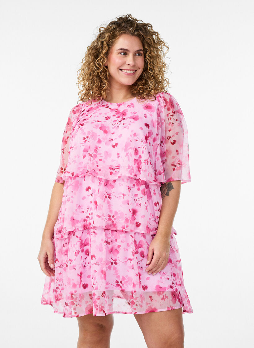Lyhyt sifonkimainen mekko kukkaprintill&auml; ja r&ouml;yhel&ouml;kerroksilla, Vaaleanpunainen, Model image number 0