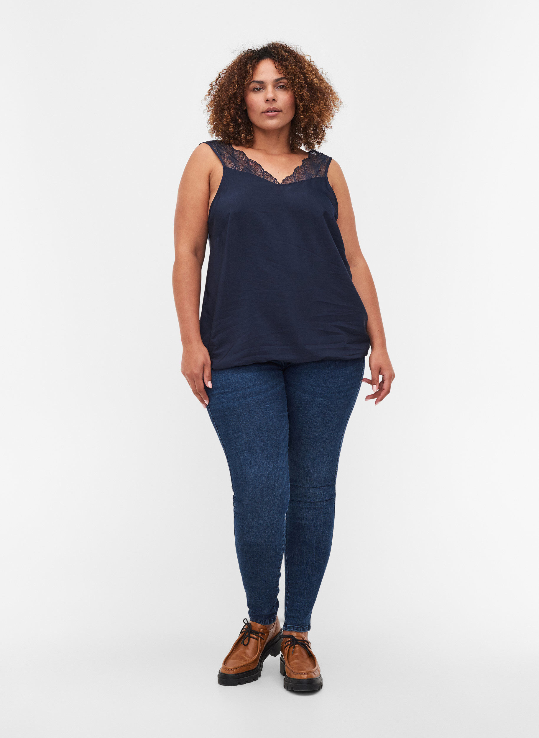 Zizzi Toppi pitsill&auml; ja joustoreunuksella, Navy Blazer, Model image number 2