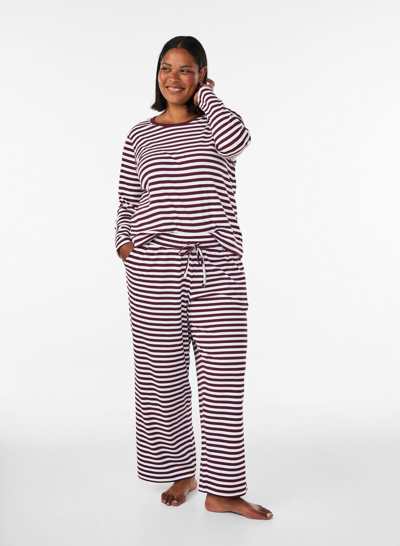 Raidalliset pyjamahousut korkealla vy&ouml;t&auml;r&ouml;ll&auml; ja leveill&auml; lahkeilla, Punainen, Model image number 0