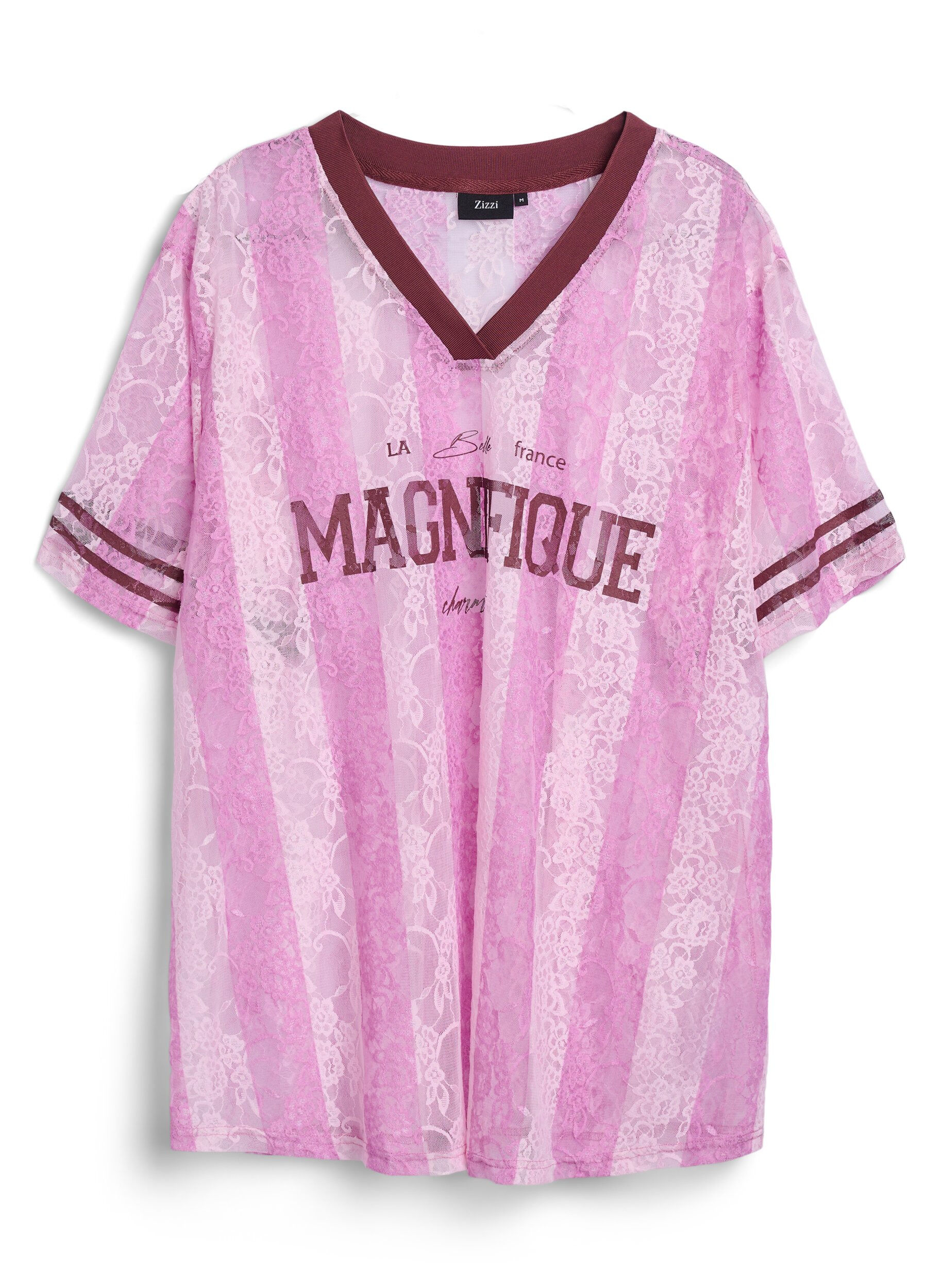 Raidallinen pitsipusero n&auml;ytt&auml;v&auml;ll&auml; printill&auml;.