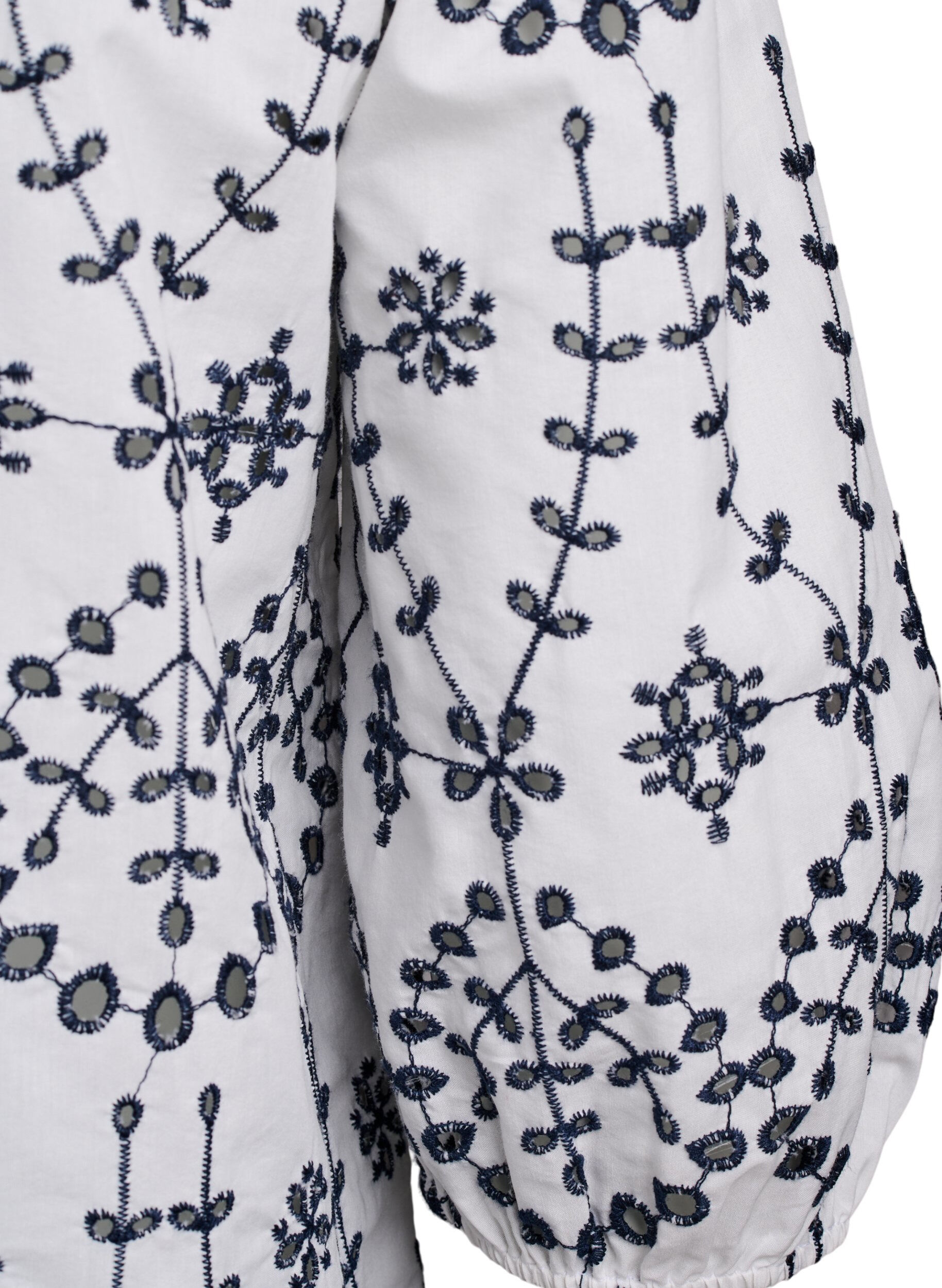 Zizzi 3/4-hihainen pusero kontrastiv&auml;risell&auml; broderie anglaise -kirjailulla, Valkoinen, Packshot image number 3