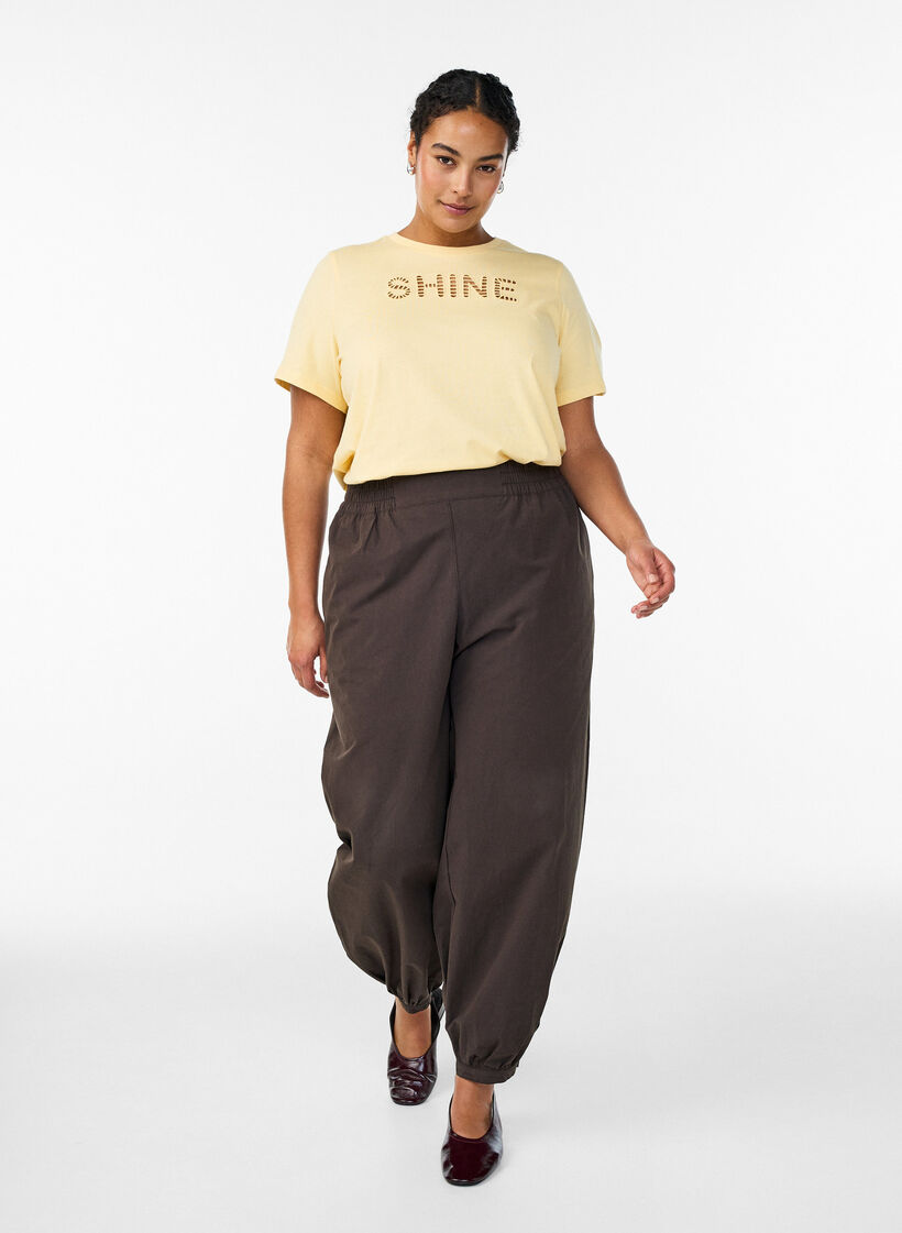 Puuvillainen T-paita kirjailulla tekstill&auml;, Keltainen, Model image number 1