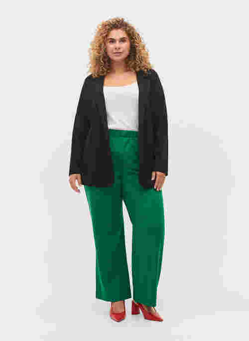 Leveälahkeiset housut taskuilla, Verdant Green, Model