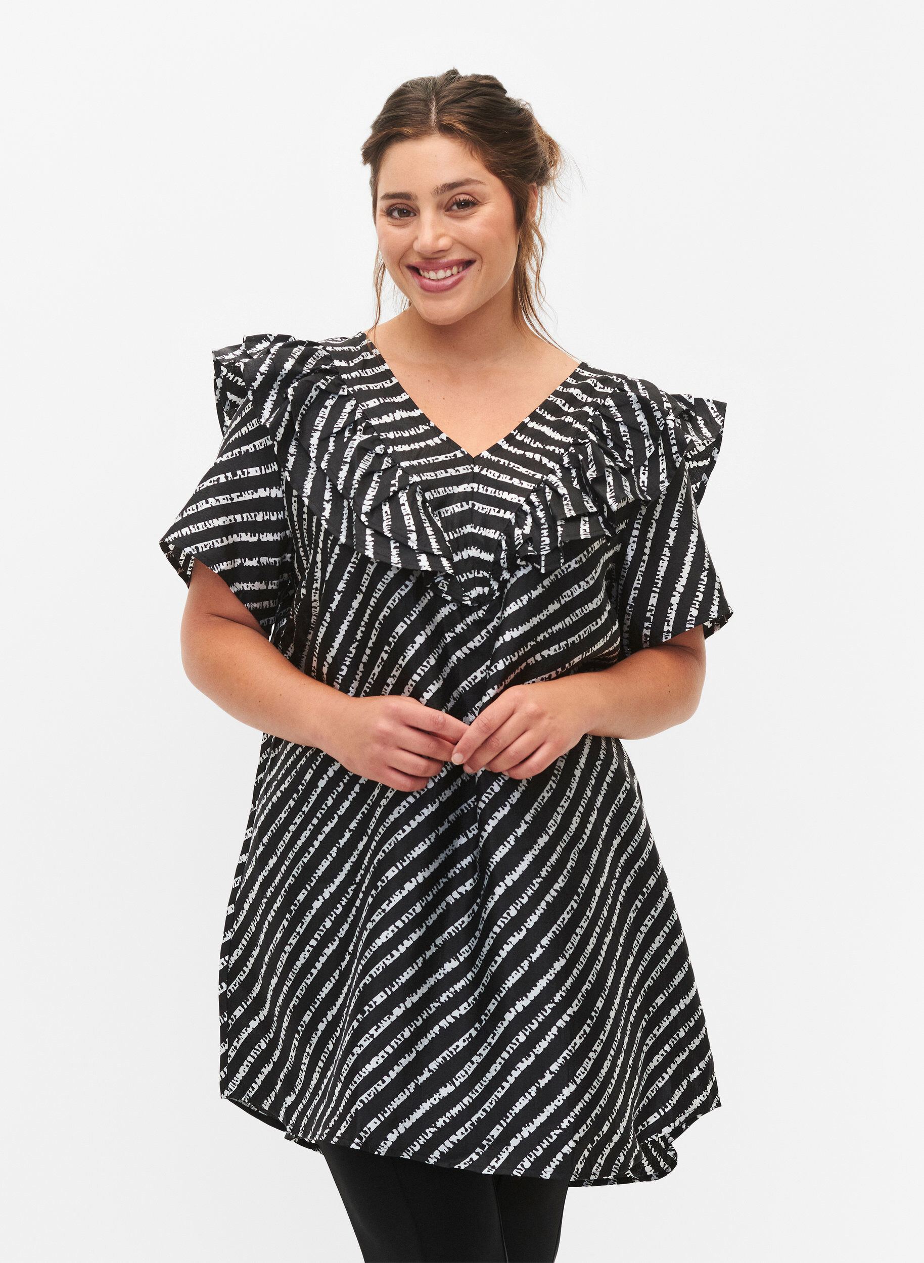 Zizzi Raitainen tunika koristeellisilla r&ouml;yhel&ouml;ill&auml;, Black/White Stripes, Model image number 0