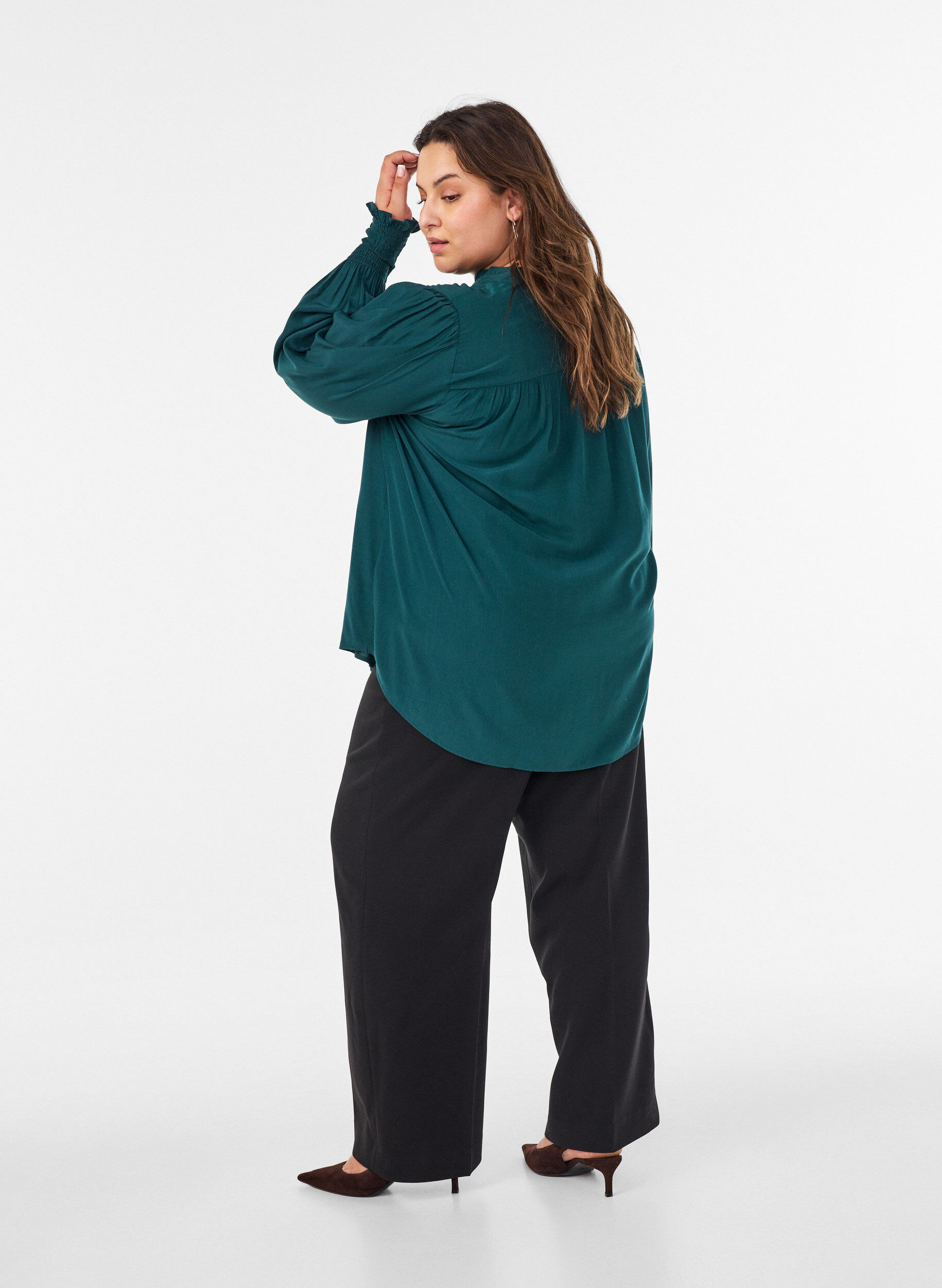 ZizziPusero r&ouml;yhel&ouml;kauluksella ja rypytyksill&auml;, Vihre&auml;, Model image number 2