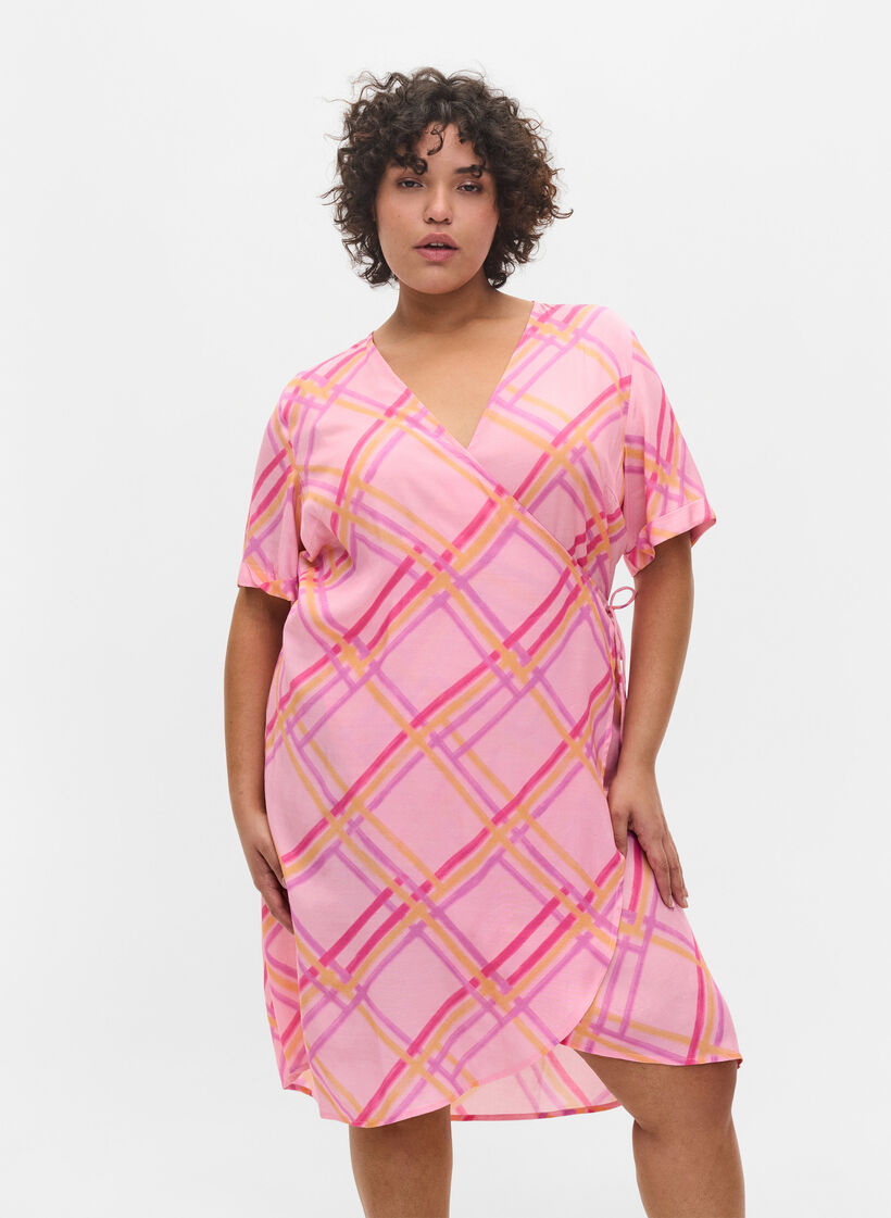 Ruudullinen viskoosimekko kietaisuilmeellä, Pink Check, Model image number 0