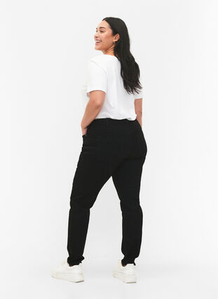 Slim fit Emily-farkut, joissa on normaali vyötärö., Black, Model image number 1